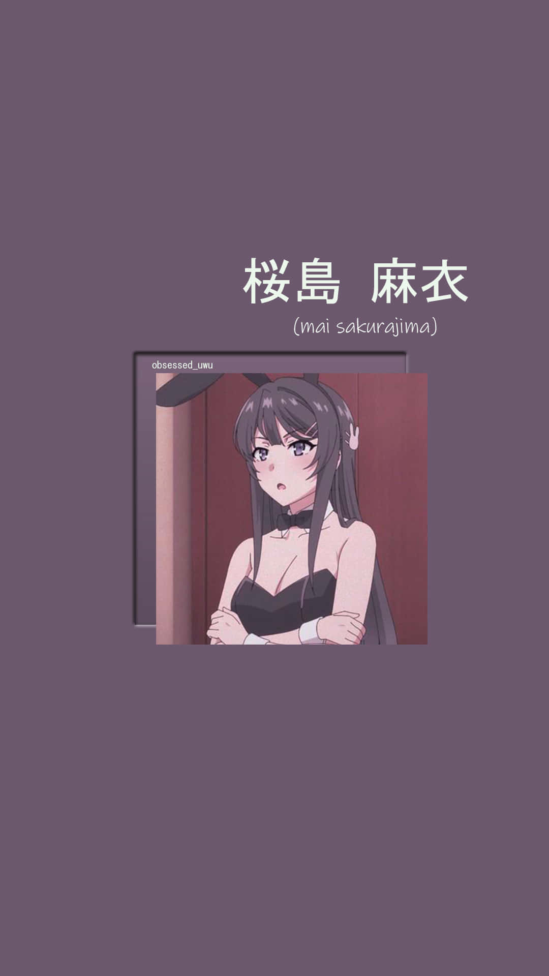Aesthetic Manga 桌布 壁紙 — 長黑髮、穿黑色連衣裙的動漫女孩站在門口，背景為紫色。