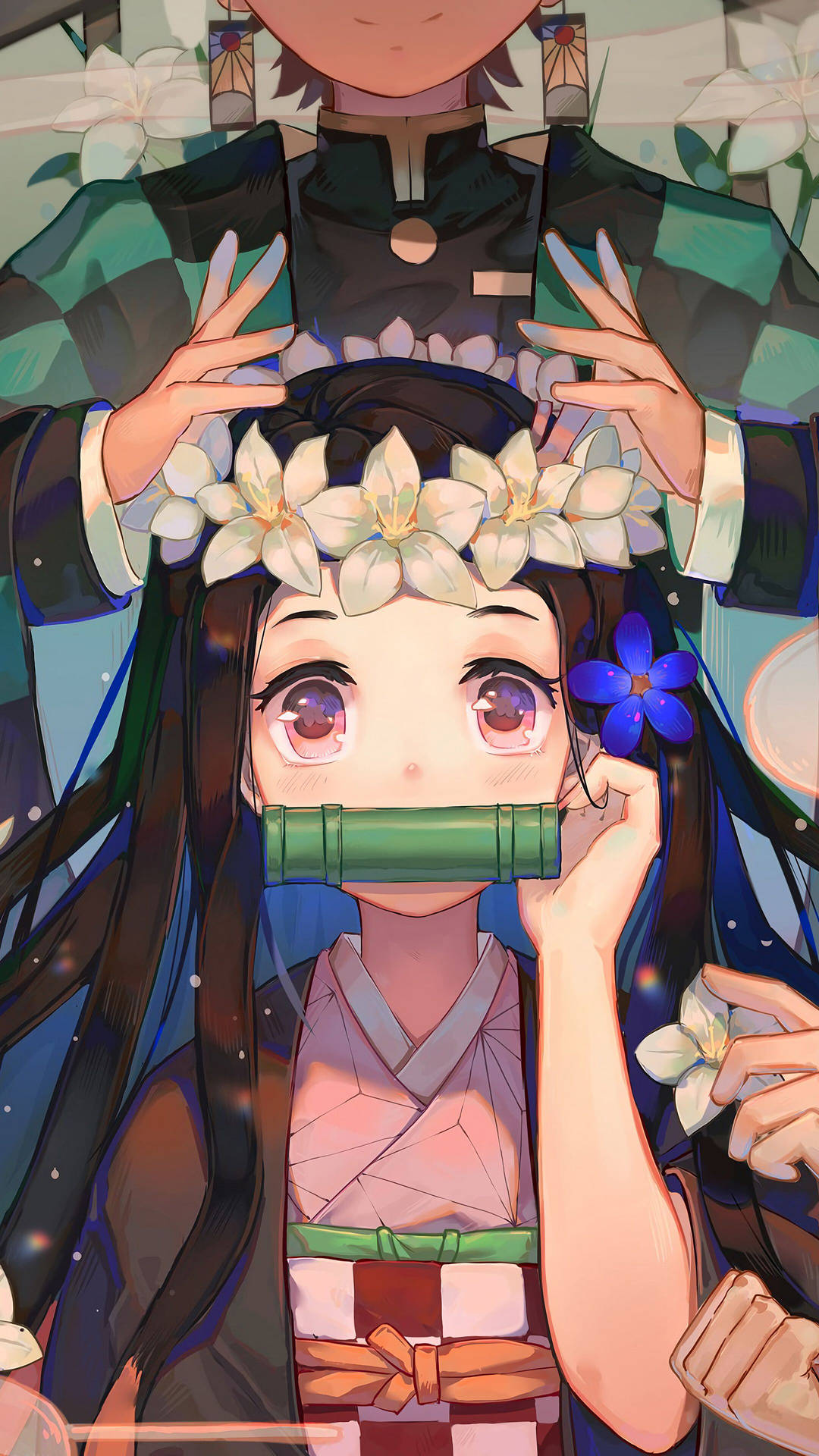 戴花冠的動漫女孩將竹管放到嘴邊，另一個角色輕輕將手放在她的頭上。 — 禰豆子 GIF 壁紙