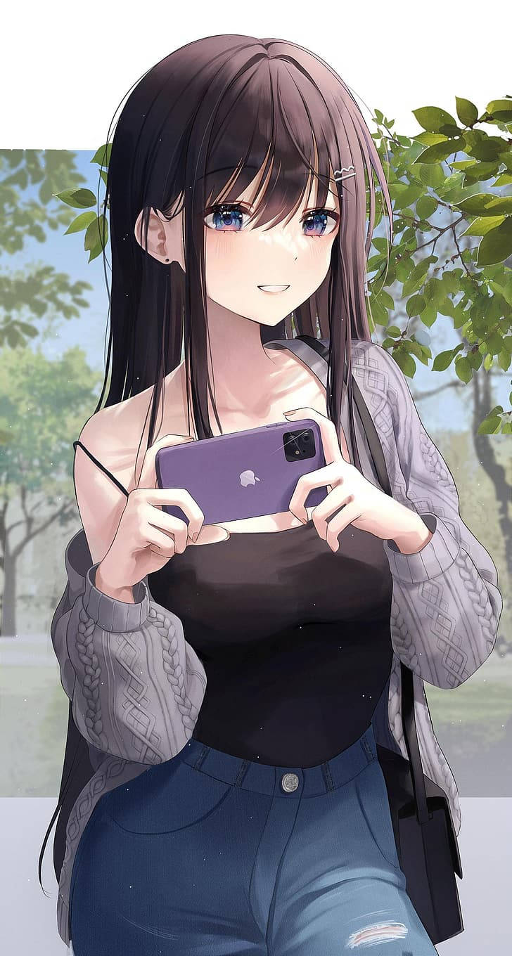 Anime Girl Black Hair 桌布 壁紙 — 長黑髮的動漫女孩在戶外樹葉茂密的樹下微笑，手持紫色電話。