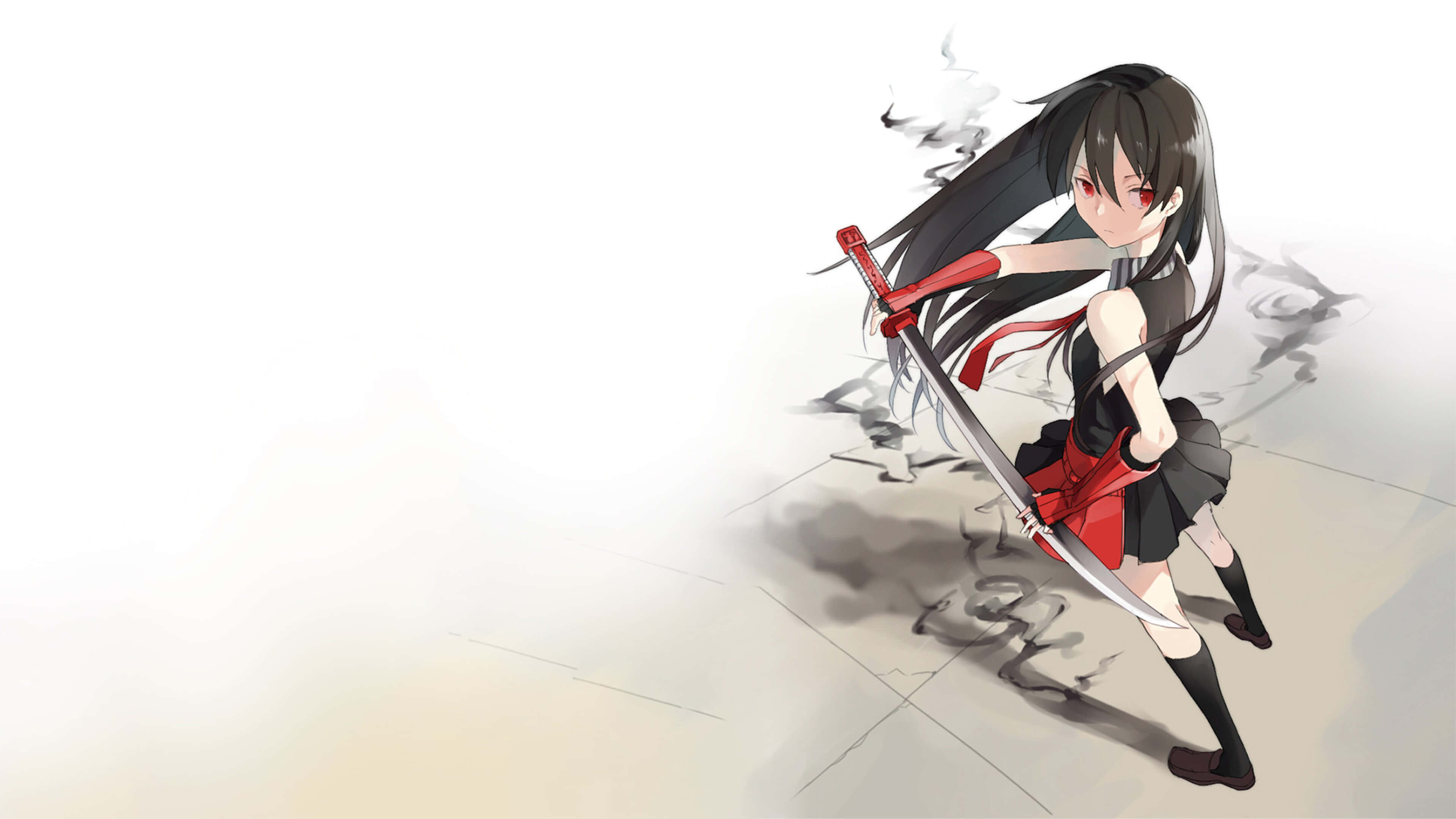 Akame Ga Kill 4K 桌布 壁紙 — 長黑髮的動漫女孩在瓷磚地板上揮舞著一把帶紅色流蘇的劍，煙霧在她腳邊盤旋。