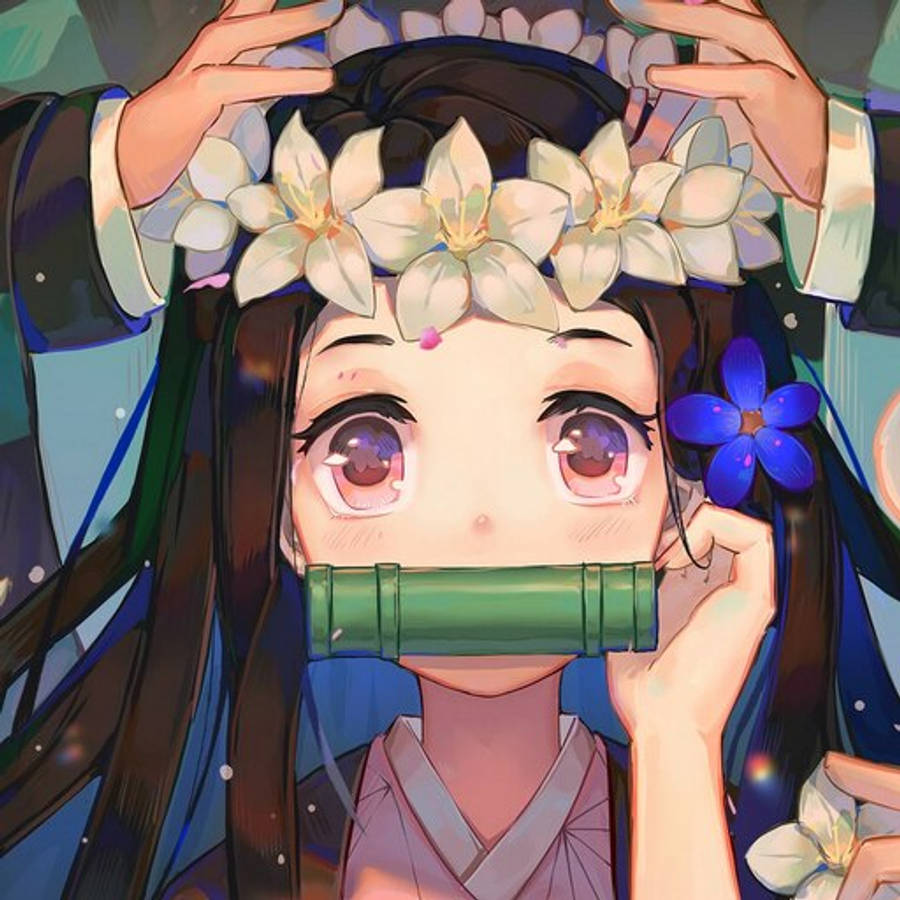 鬼滅之刃 禰豆子 桌布 壁紙 — 長黑髮的動漫女孩戴著白色花冠，手持綠色竹管放在嘴上，同時用手調整花冠。
