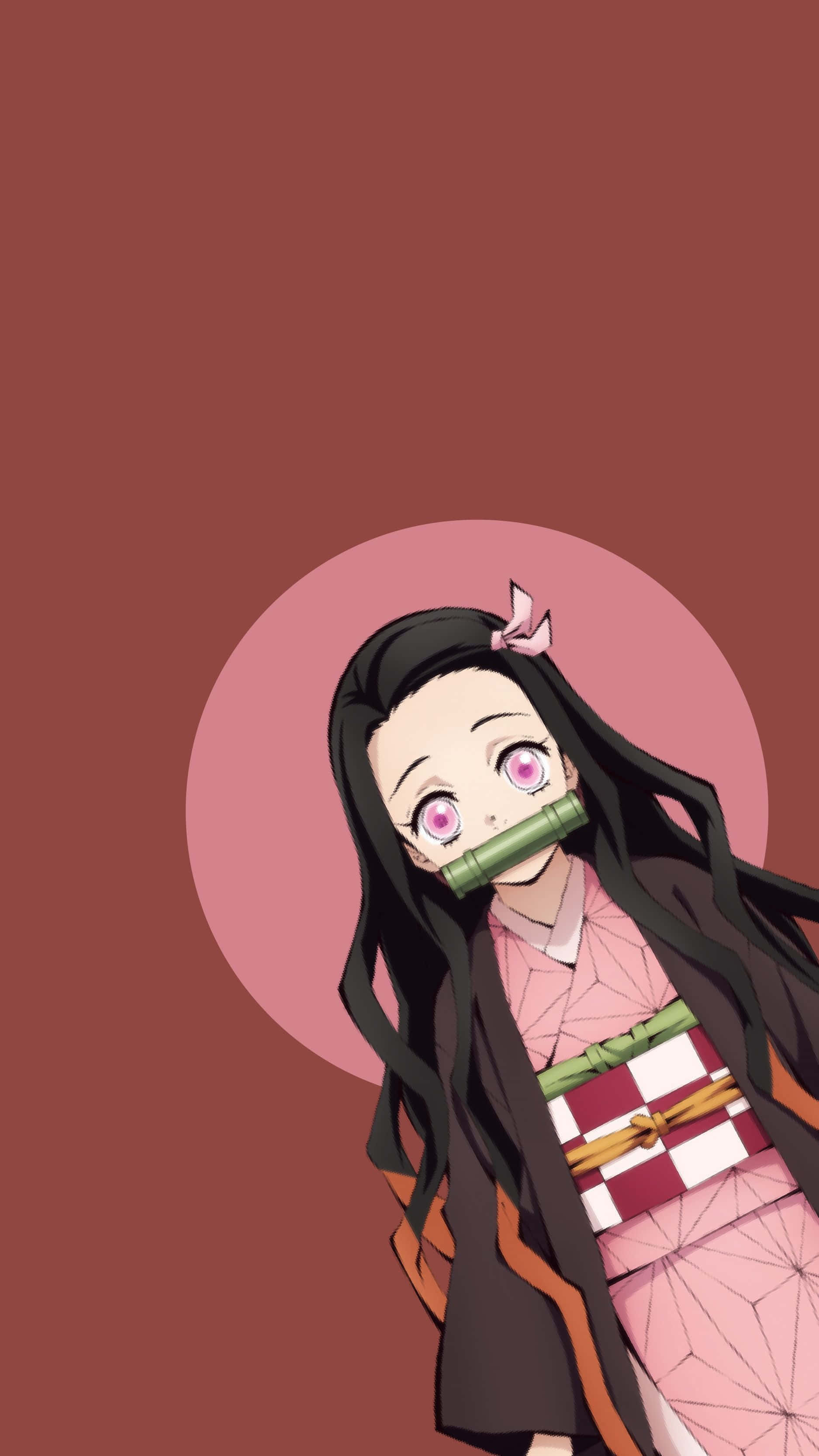 鬼滅之刃 桌布 壁紙 — 長黑髮粉紅眼動漫少女，戴竹製口塞，穿傳統和服，背景為純紅色。