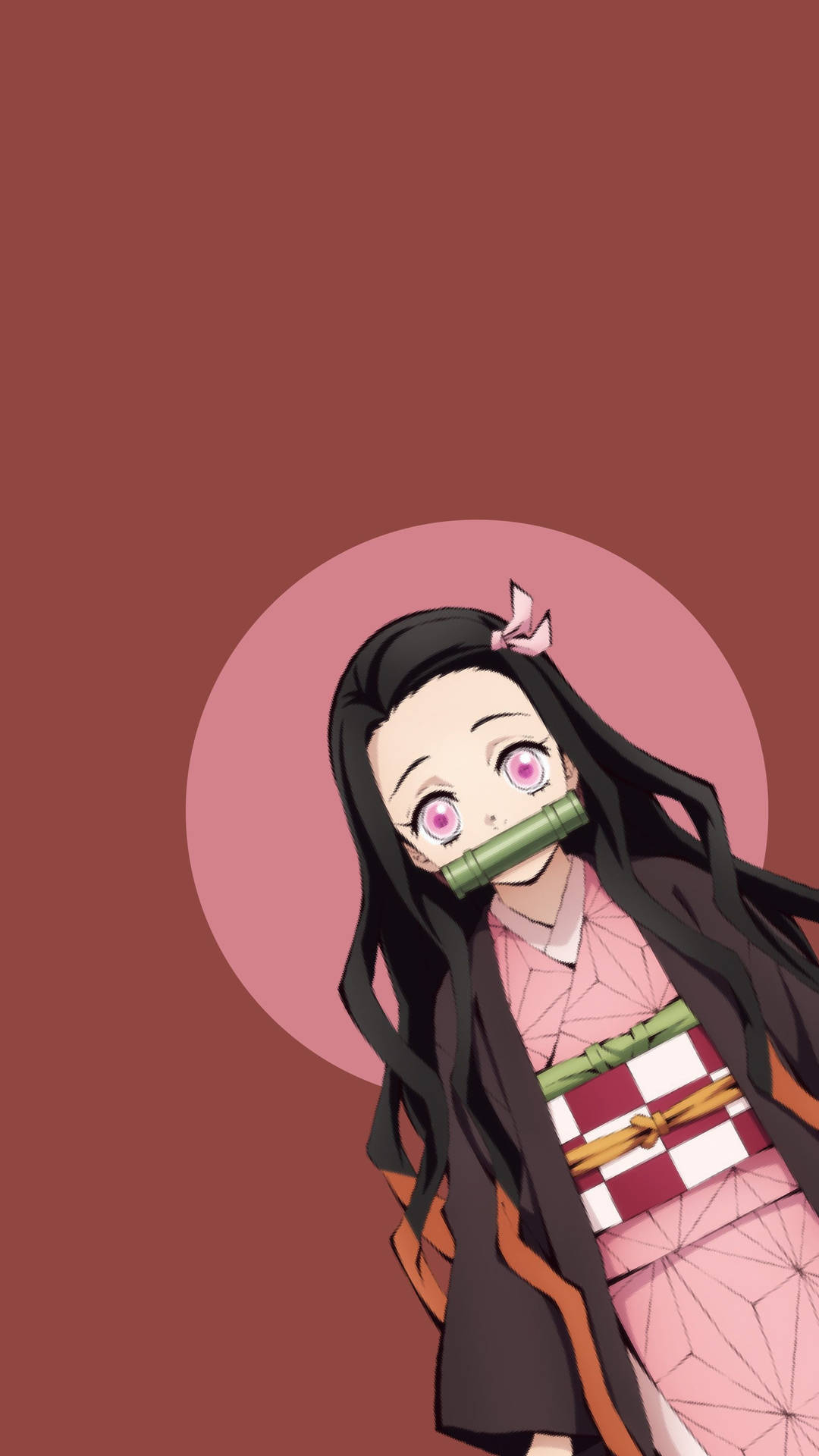 戴竹製口塞粉紅眼動漫少女穿傳統和服，紅色背景。