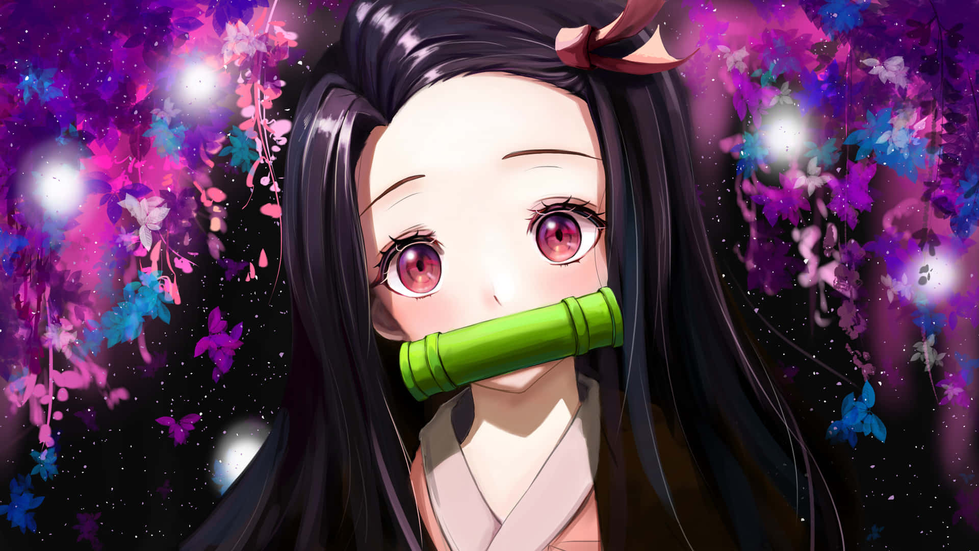 禰豆子 桌布 壁紙 — 長黑髮粉紅眼睛的動漫女孩，在充滿活力的紫色和藍色花卉和蝴蝶背景中戴著綠色竹製口塞。