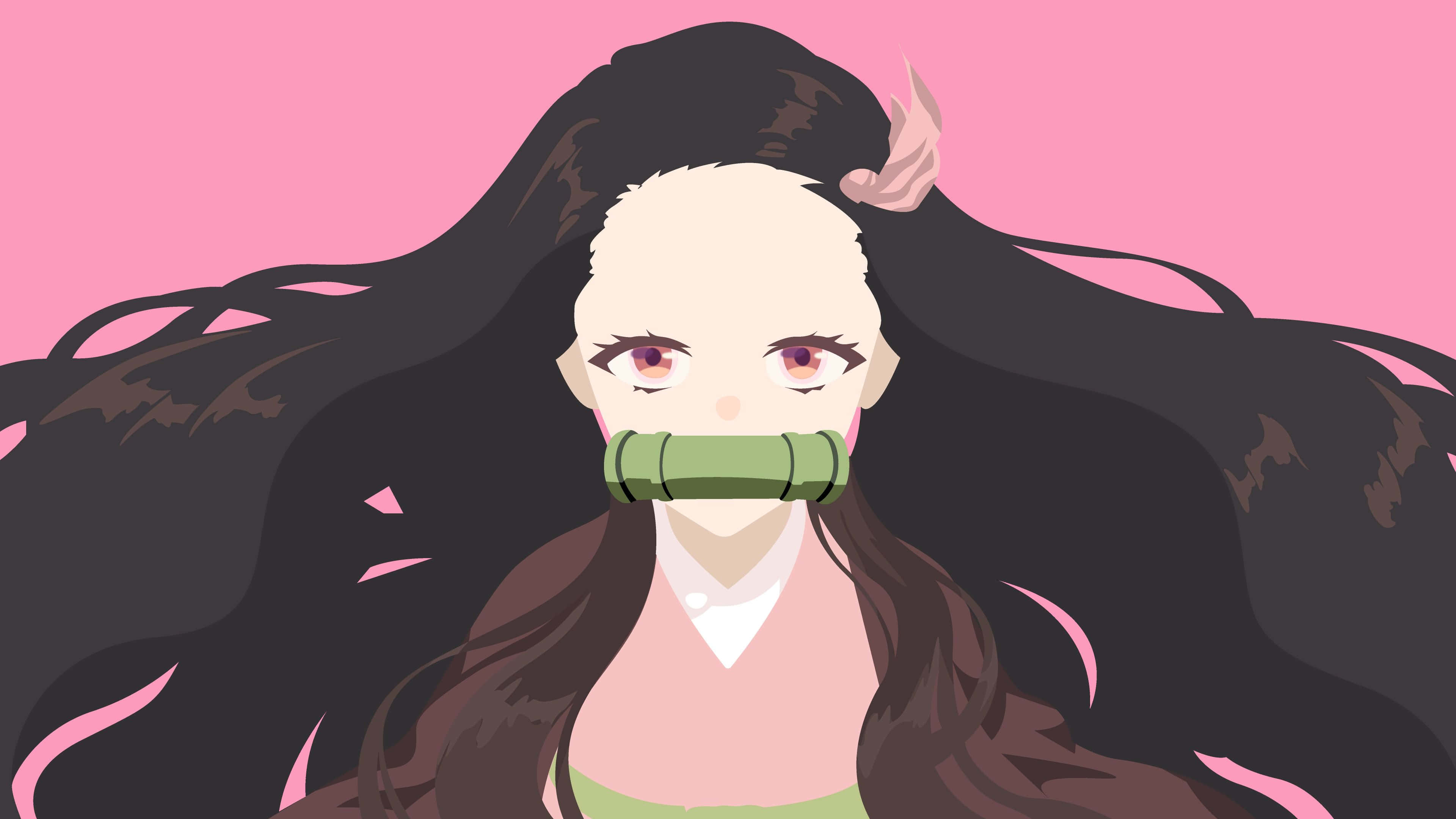 禰豆子 桌布 壁紙 — 長黑髮粉紅眼睛的動漫女孩，在純粉紅背景上，嘴上戴著綠色竹製口塞。