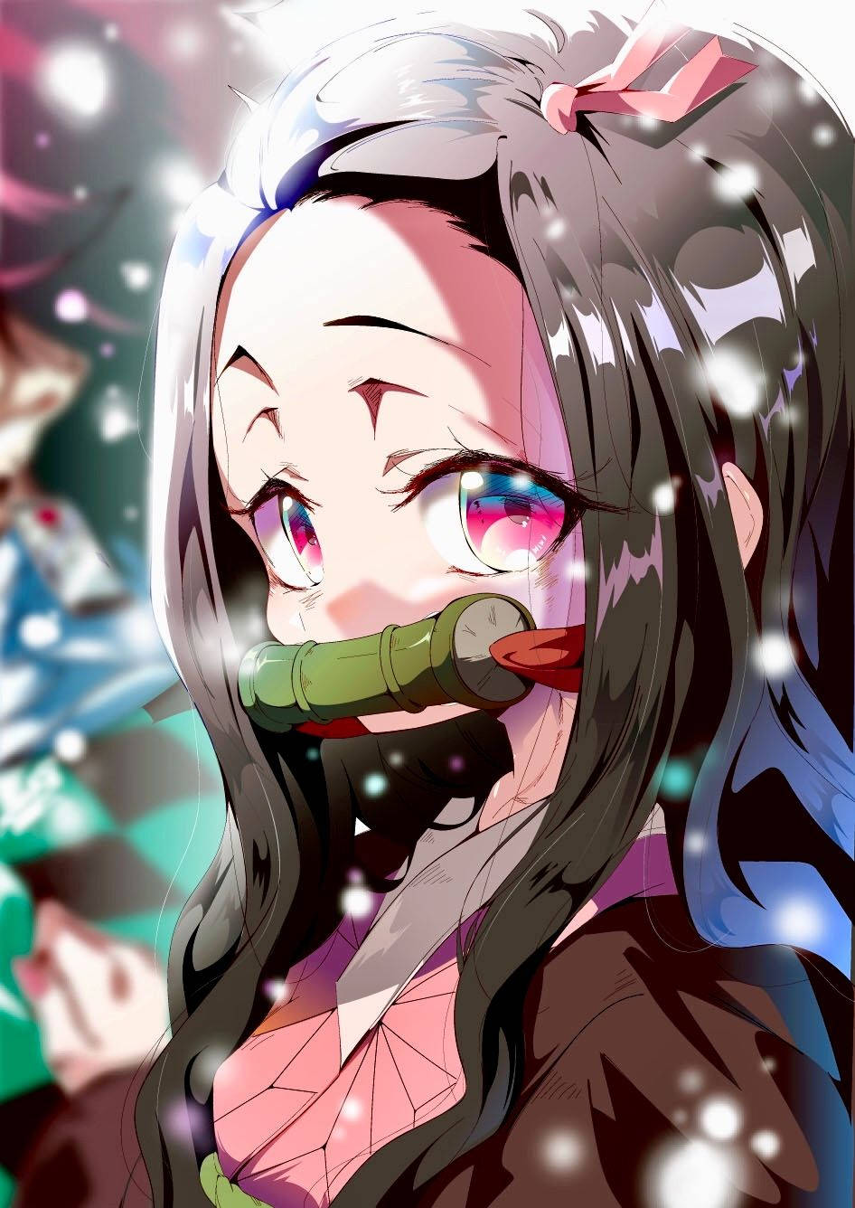 禰豆子 桌布 壁紙 — 長黑髮粉紅眼睛的動漫女孩，將竹笛放在唇邊，閃爍的粒子在她周圍漂浮。