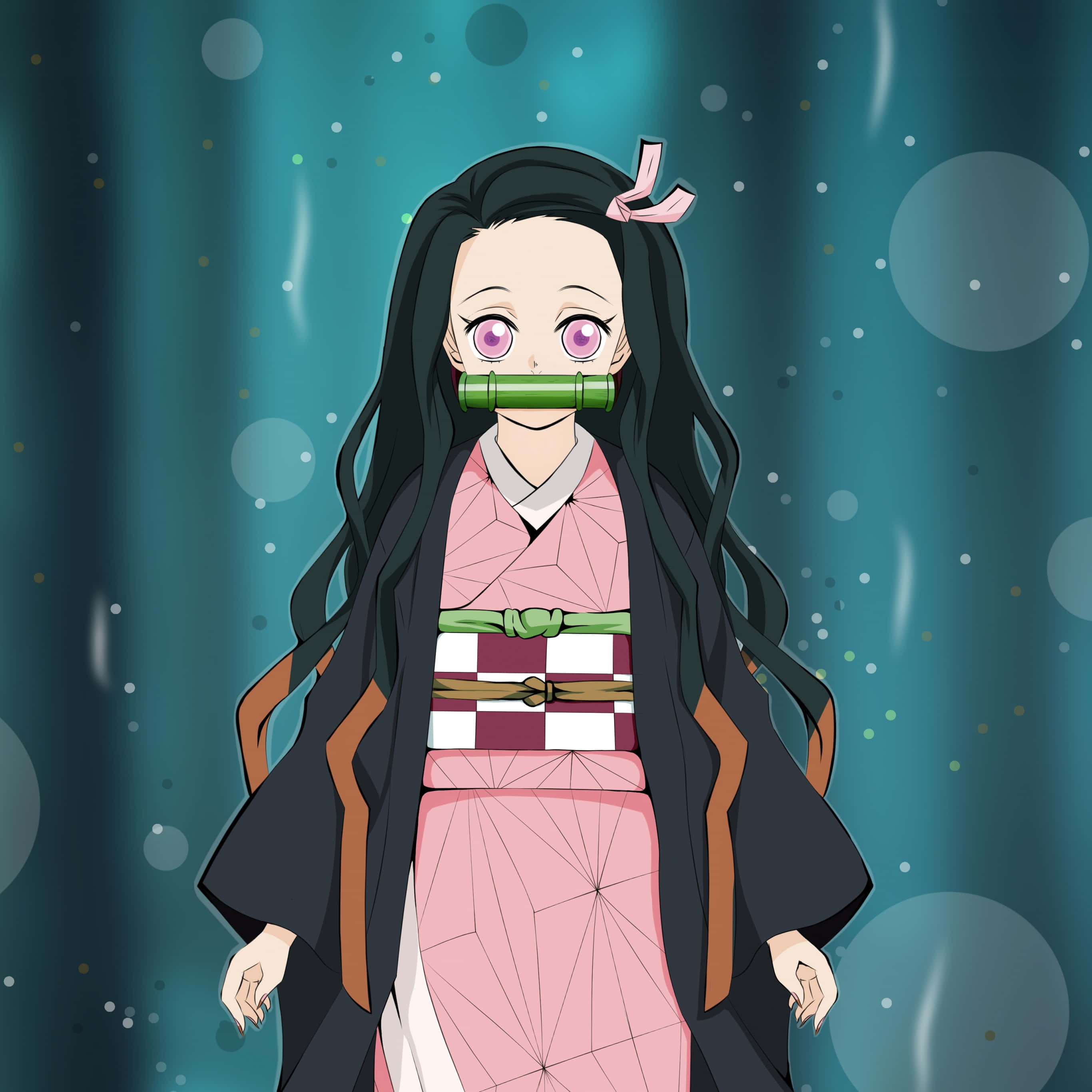 Cool Nezuko 桌布 壁紙 — 長黑髮粉紅眼睛的動漫女孩，穿著粉紅和服，戴著竹製口塞，背景是青綠色散景。