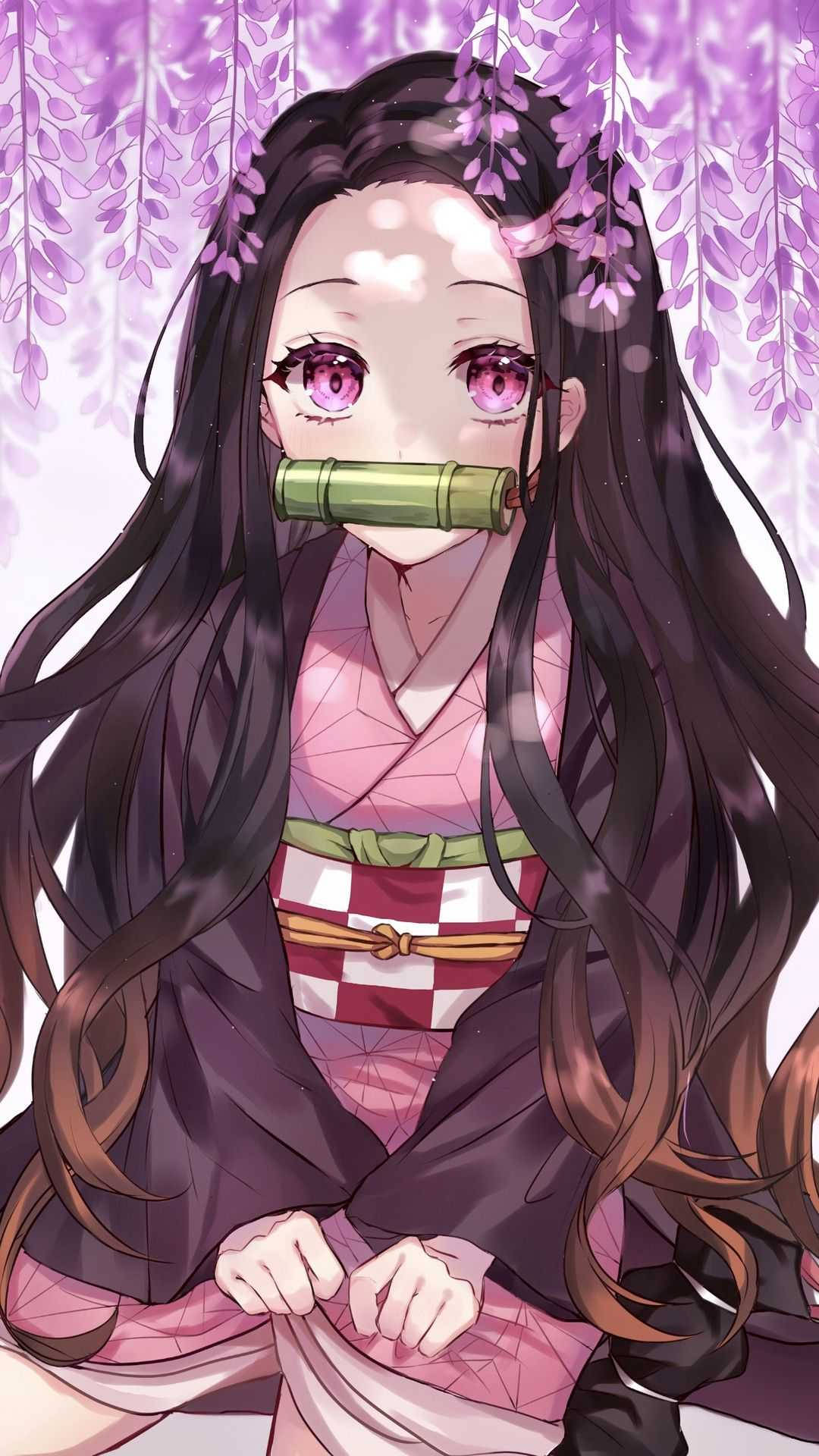 禰豆子手機 桌布 壁紙 — 長黑髮粉紅眼睛的動漫女孩，身穿深色長袍下的粉紅和服，嘴裡含著竹製口塞，周圍環繞著紫色紫藤花。