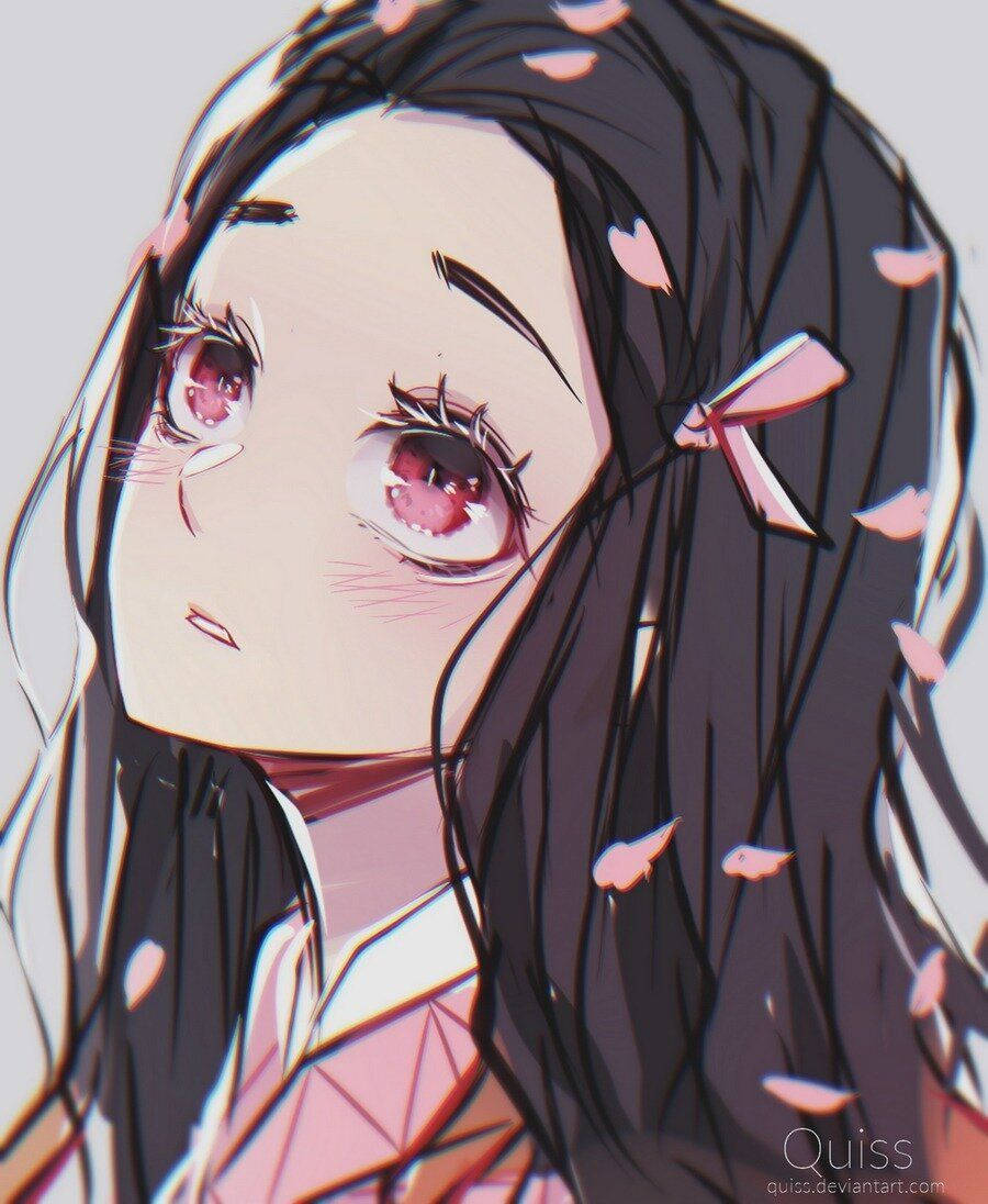 Nezuko iPhone 桌布 壁紙 — 長黑髮粉紅眼睛的動漫女孩仰望，櫻花花瓣在她臉龐飄舞。