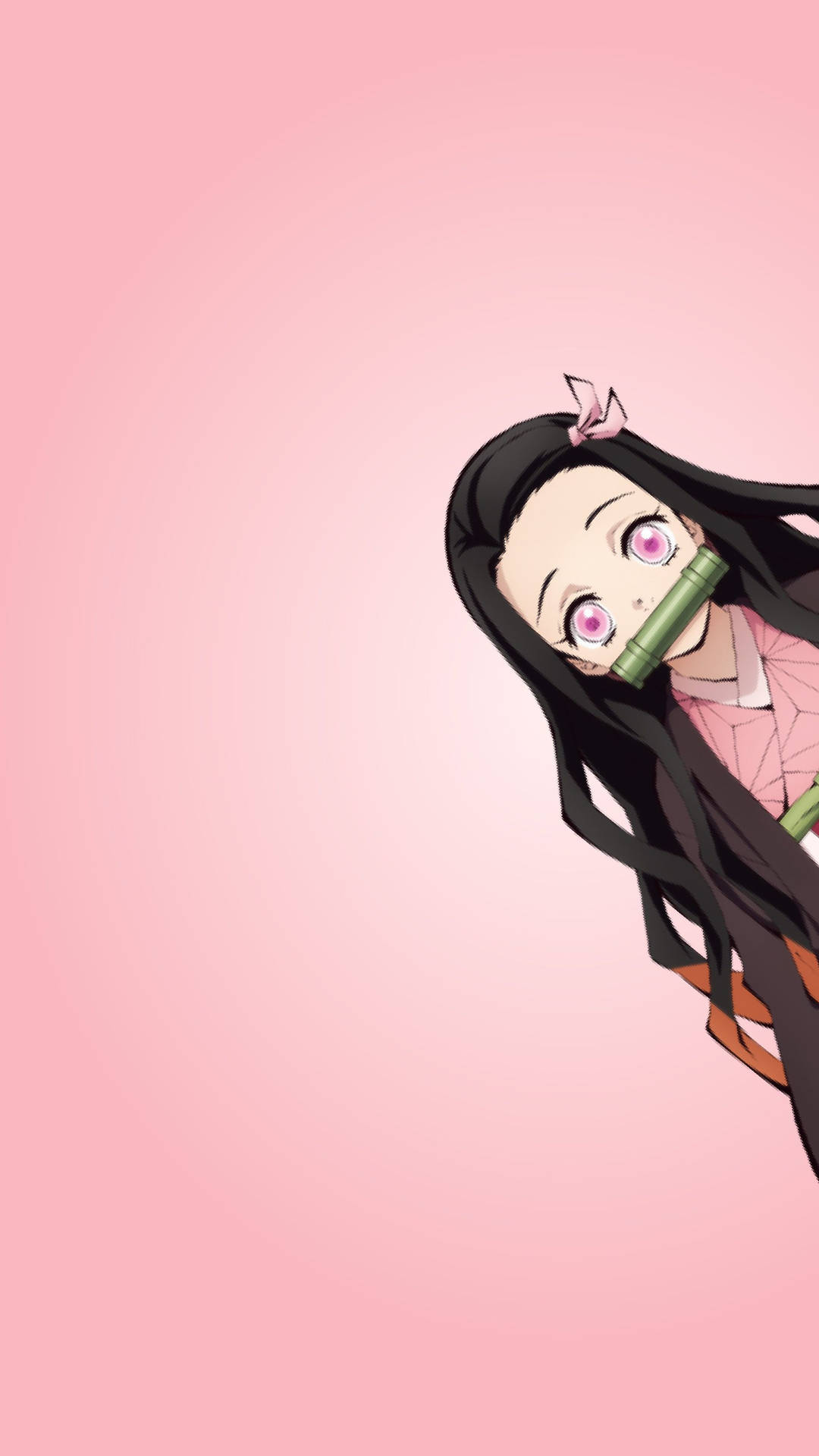 禰豆子 桌布 壁紙 — 長黑髮粉紅眼睛的動漫女孩在柔和粉紅漸變背景前手持竹劍。