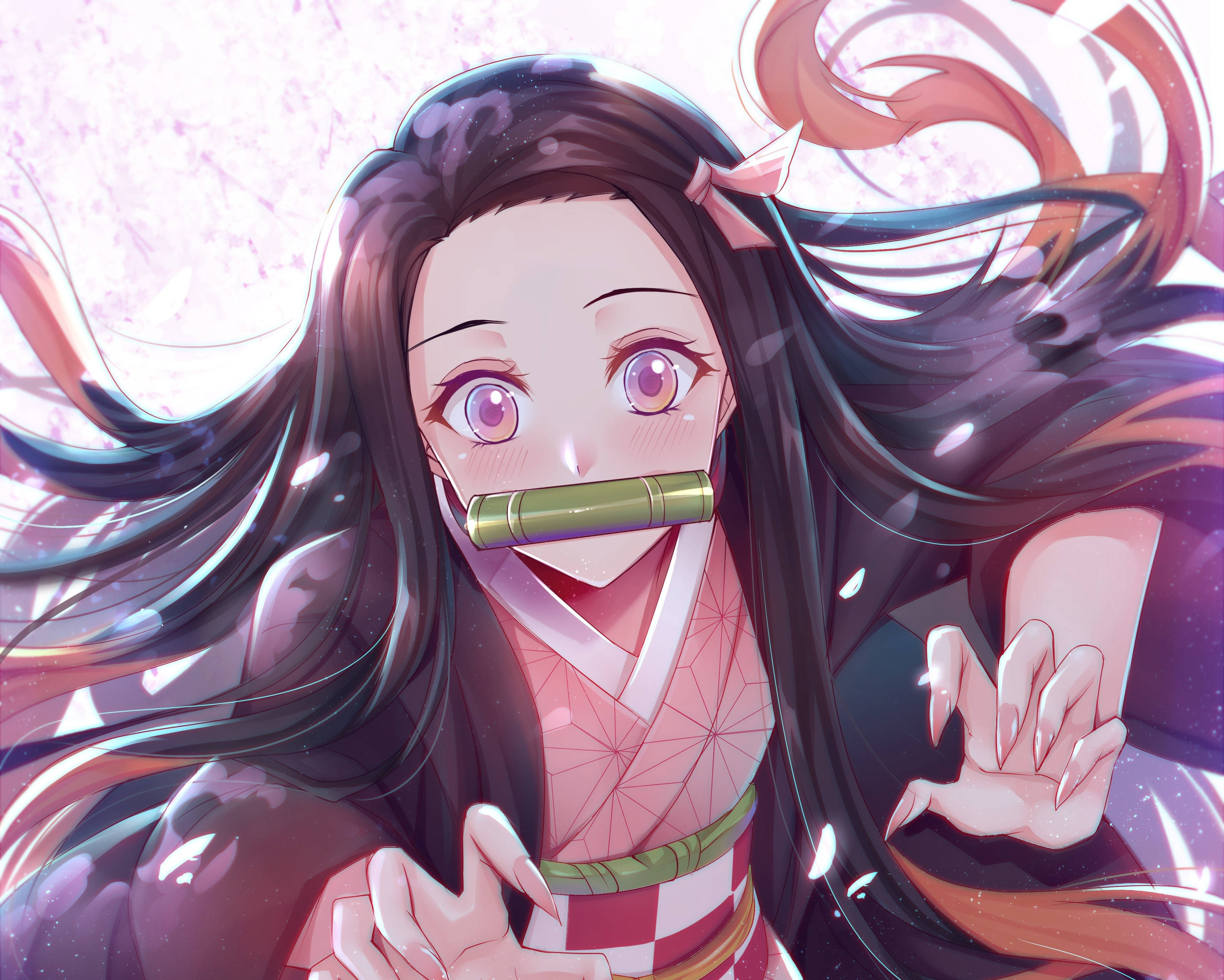 Kimetsu 桌布 壁紙 — 長黑髮粉紅眼睛的動漫女孩微笑著，將竹管放在嘴上，背景是發光的粉紅色。