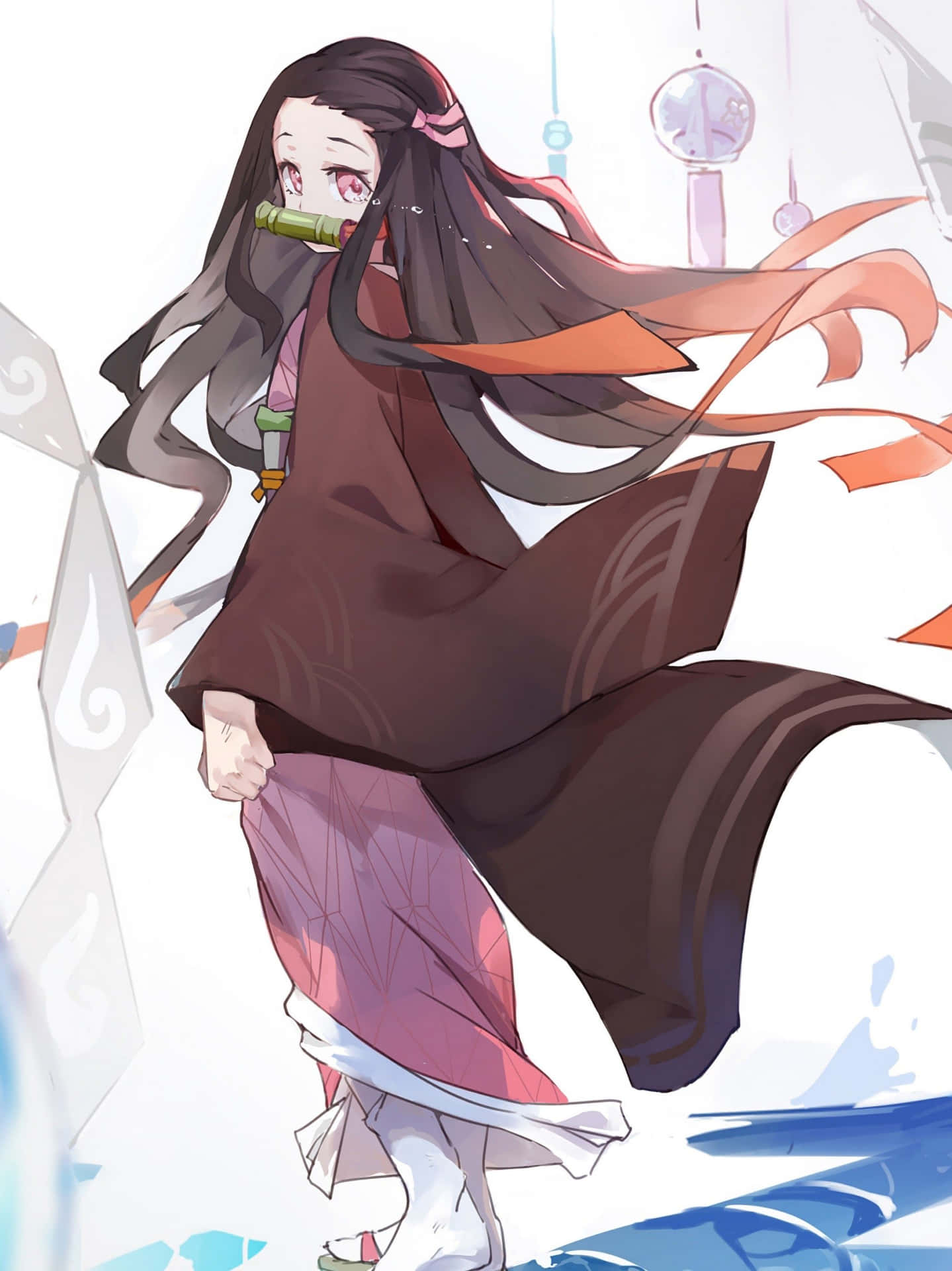 Demon Slayer iPad 桌布 壁紙 — 長黑髮粉紅眼睛的動漫少女，身穿飄逸傳統長袍，手持竹劍，站在明亮的抽象背景前。