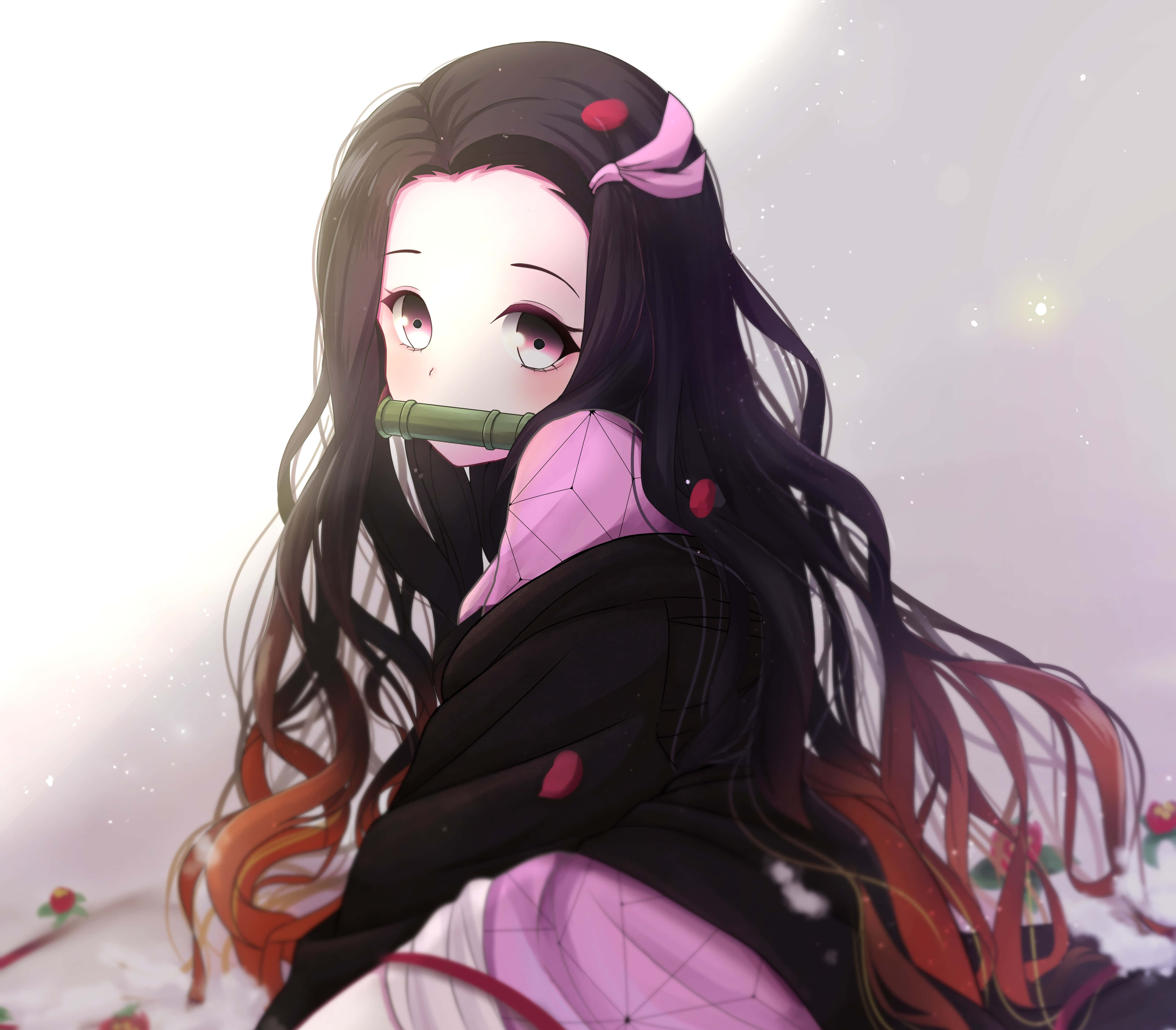Cool Nezuko 桌布 壁紙 — 長黑髮粉紅蝴蝶結的動漫女孩在雪景背景下手持竹笛，周圍有柔和發光的燈光。