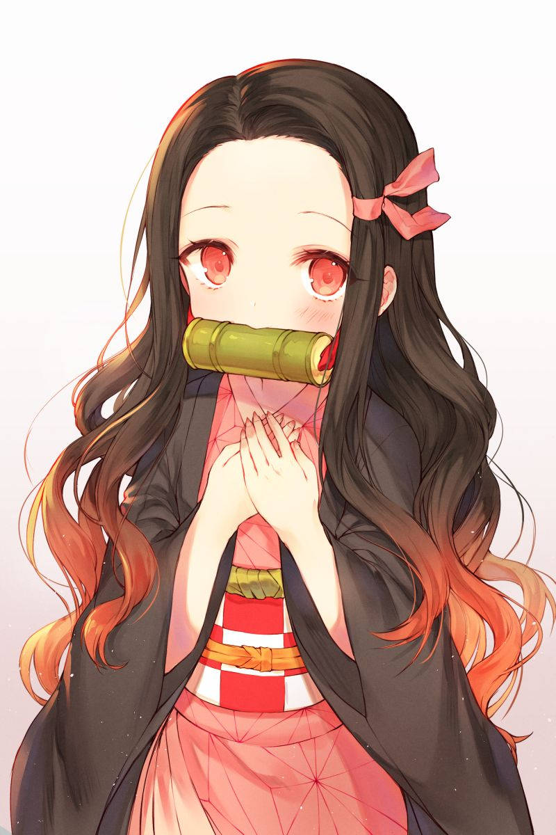 禰豆子 桌布 壁紙 — 長黑髮紅眼動漫女孩，戴竹製護齒套，雙手合十，身穿傳統服飾。