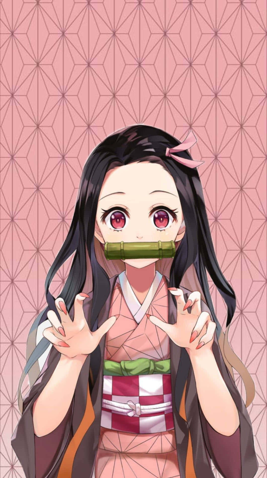 禰豆子 桌布 壁紙 — 長黑髮紅眼動漫少女戴竹製口塞，穿傳統和服，背景為粉紅幾何壁紙。