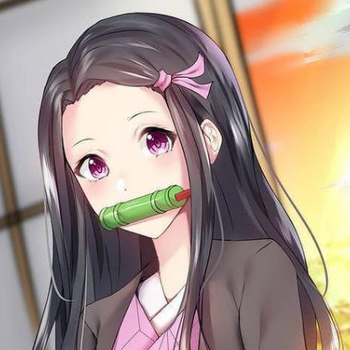 鬼滅之刃 禰豆子 桌布 壁紙 — 長黑髮紫眼動漫女孩，嘴裡含著綠色竹製口塞，背景是溫暖的日落。