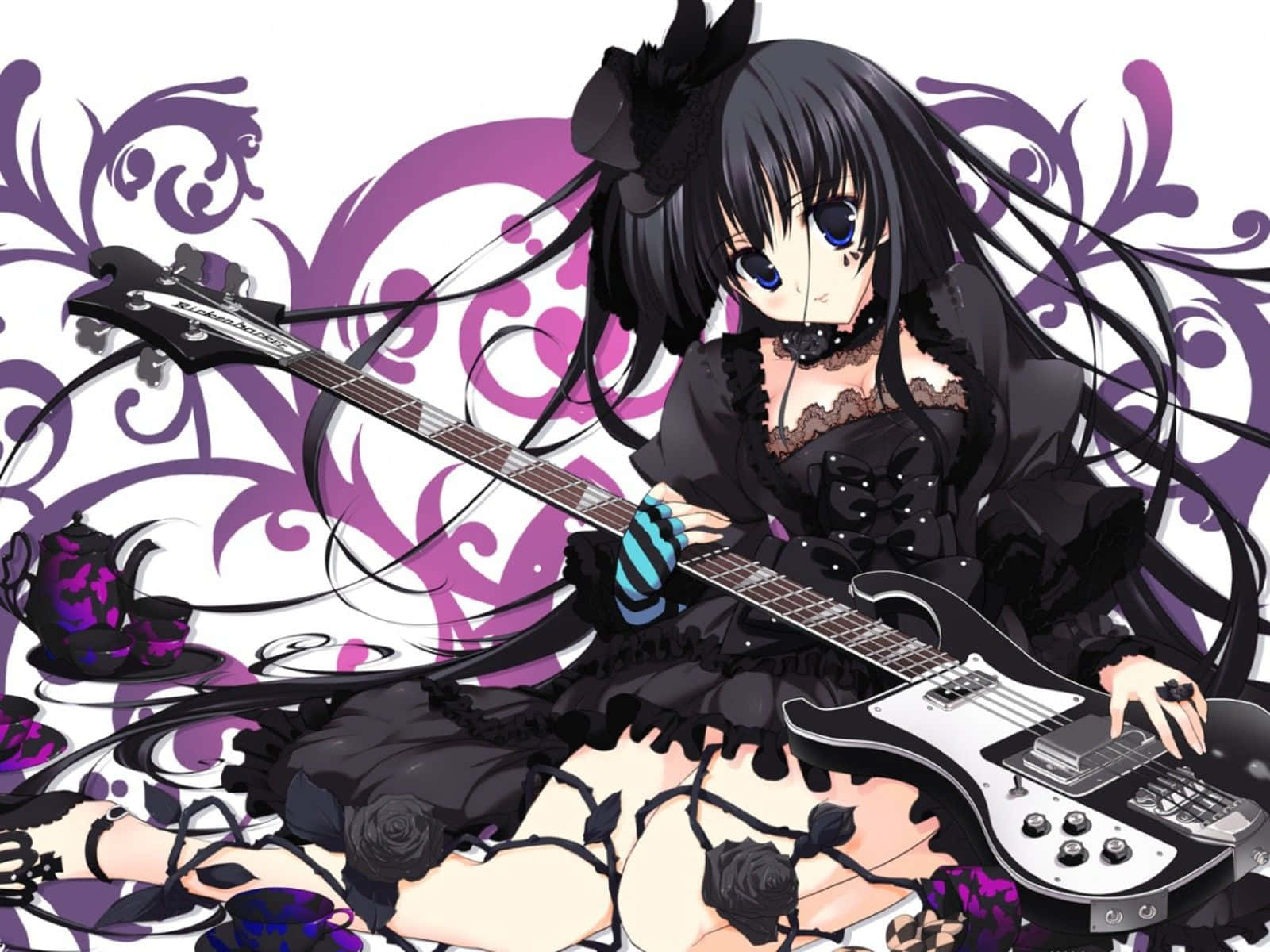 Gothic Anime 桌布 壁紙 — 長黑髮藍眼動漫女孩在紫色華麗背景前彈奏黑色電吉他。