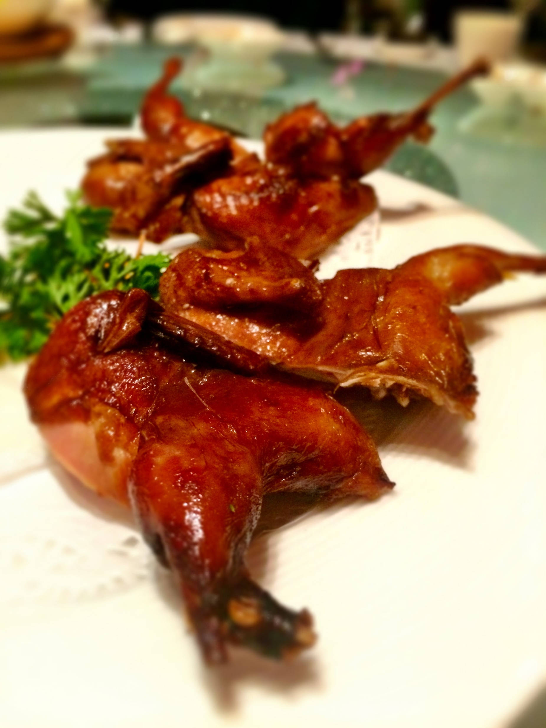 Quail 桌布 壁紙 — 閃亮烤鵪鶉，皮脆肉嫩，搭配新鮮歐芹裝飾，放在白色盤子上。