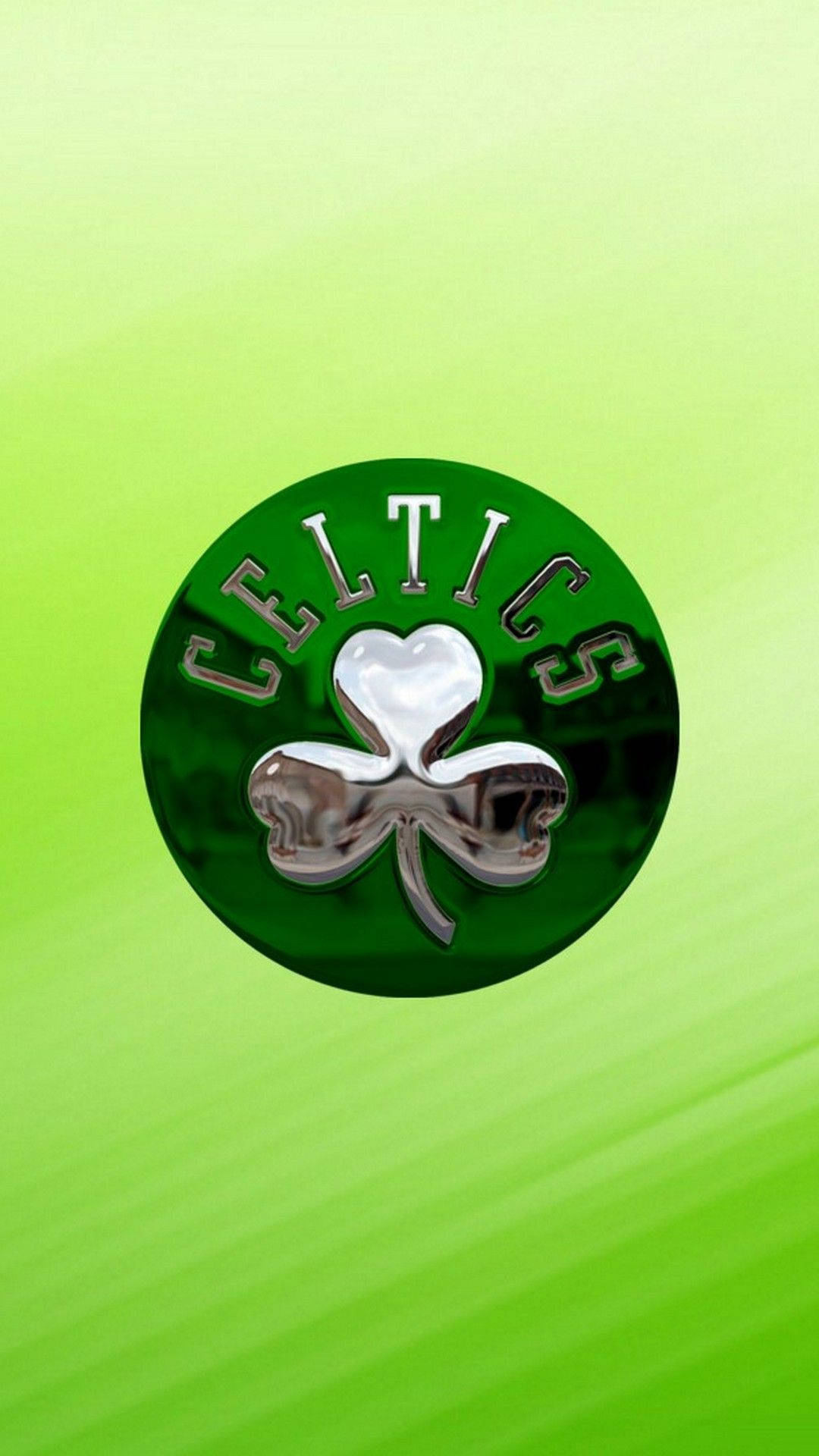 Celtics 桌布 壁紙 — 閃亮的 Chrome Celtics 標誌，中心有一個心形三葉草，位於充滿活力的綠色漸變背景上。