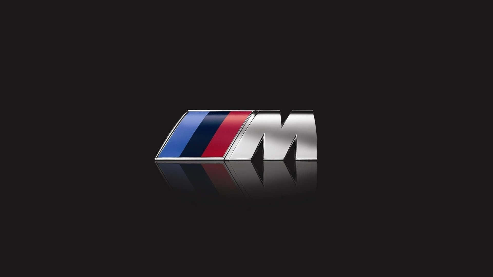 標誌 桌布 壁紙 — 閃亮的BMW M標誌，帶有藍色、紅色和銀色條紋，在黑色表面上反射。
