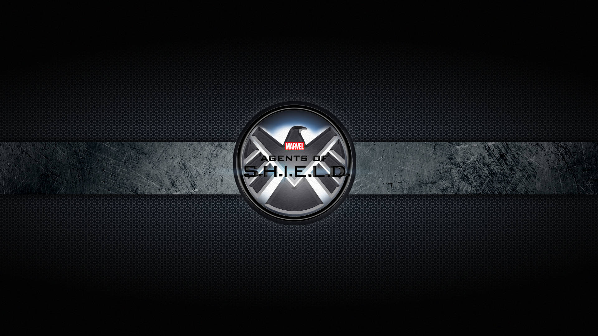 Marvel Logo 桌布 壁紙 — 閃亮的S.H.I.E.L.D.標誌居中於深色紋理金屬帶上，背景為黑色穿孔設計。