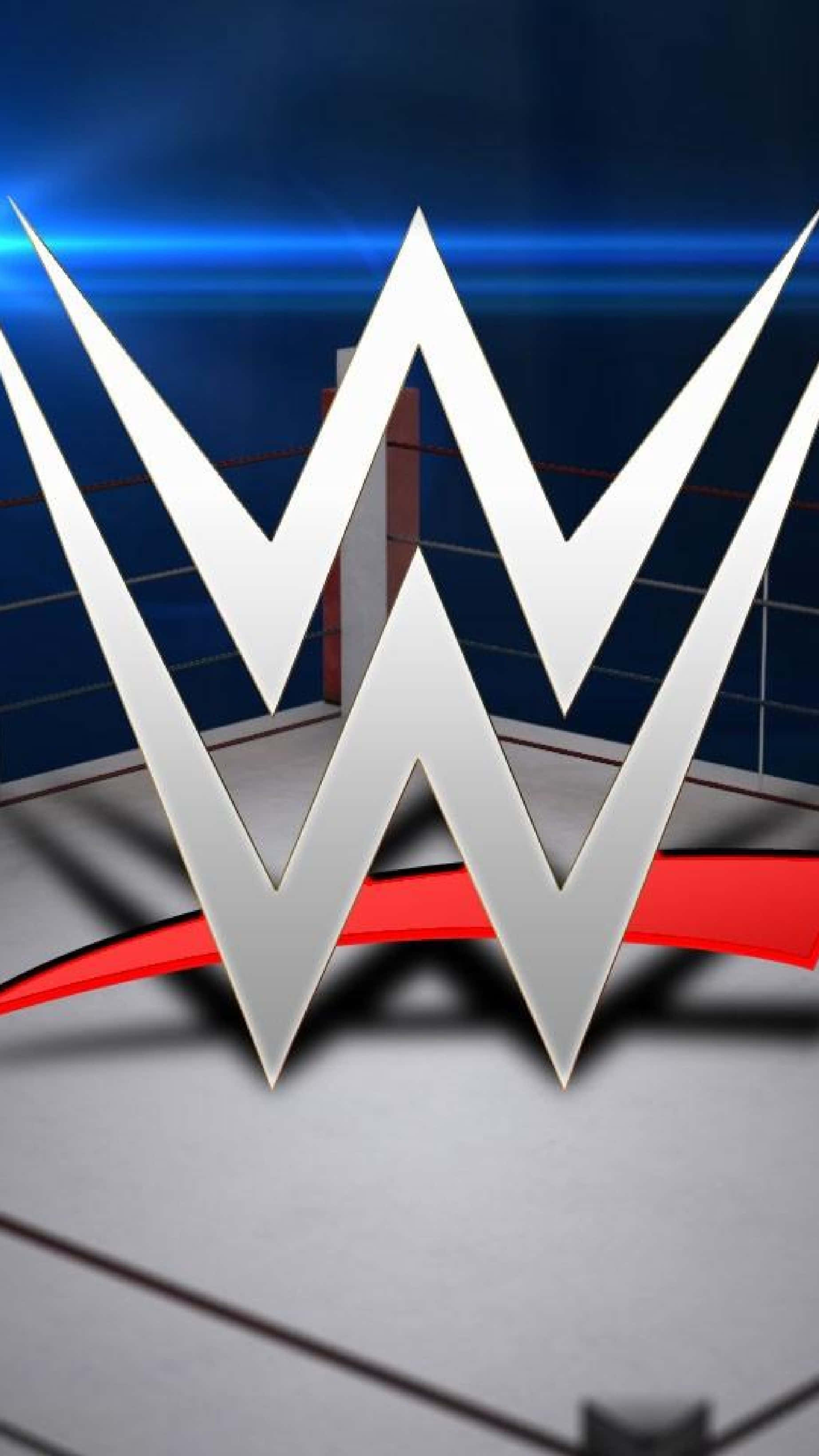 WWE Logo 桌布 壁紙 — 閃亮的WWE標誌在戲劇性的藍色燈光和紅色繩索下主導著摔角擂台。