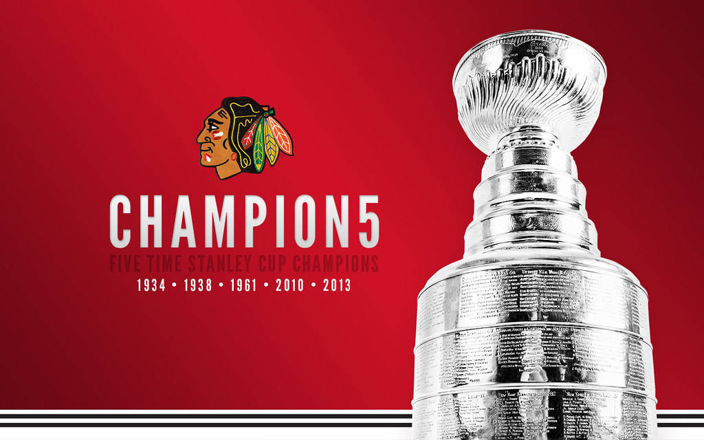 Blackhawks 桌布 壁紙 — 閃亮的史丹利盃獎盃在鮮紅色背景上高高矗立，展示芝加哥黑鷹隊標誌和冠軍年份。