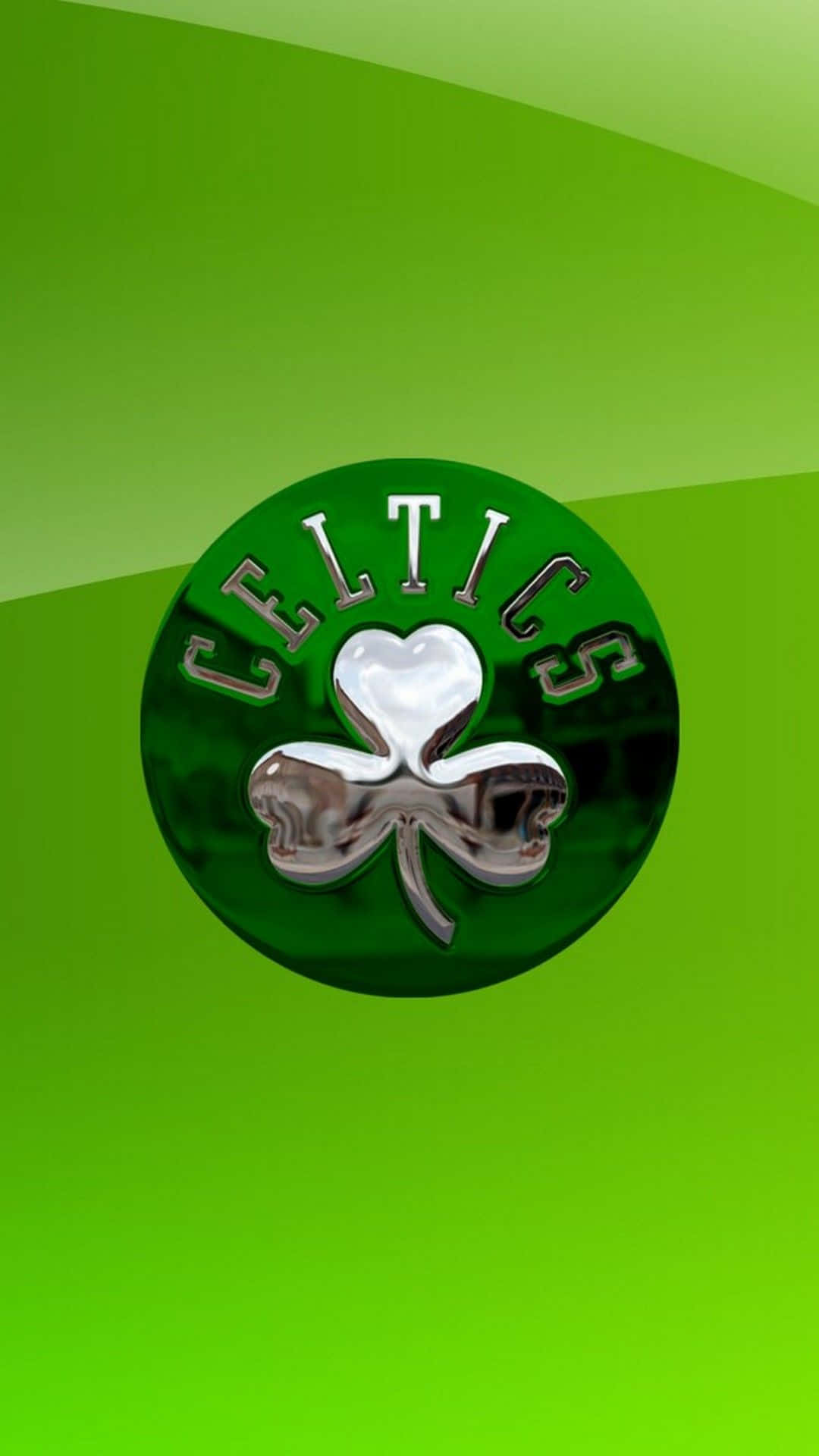 Celtic Irish 桌布 壁紙 — 閃亮的塞爾提克隊標誌，中央有一個心形三葉草，置於充滿活力的綠色漸變背景上。