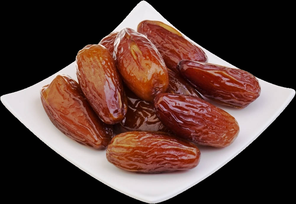 Fruits 桌布 壁紙 — 閃亮的棕色椰棗在白色方形盤子上閃閃發光，襯托著純黑色背景。