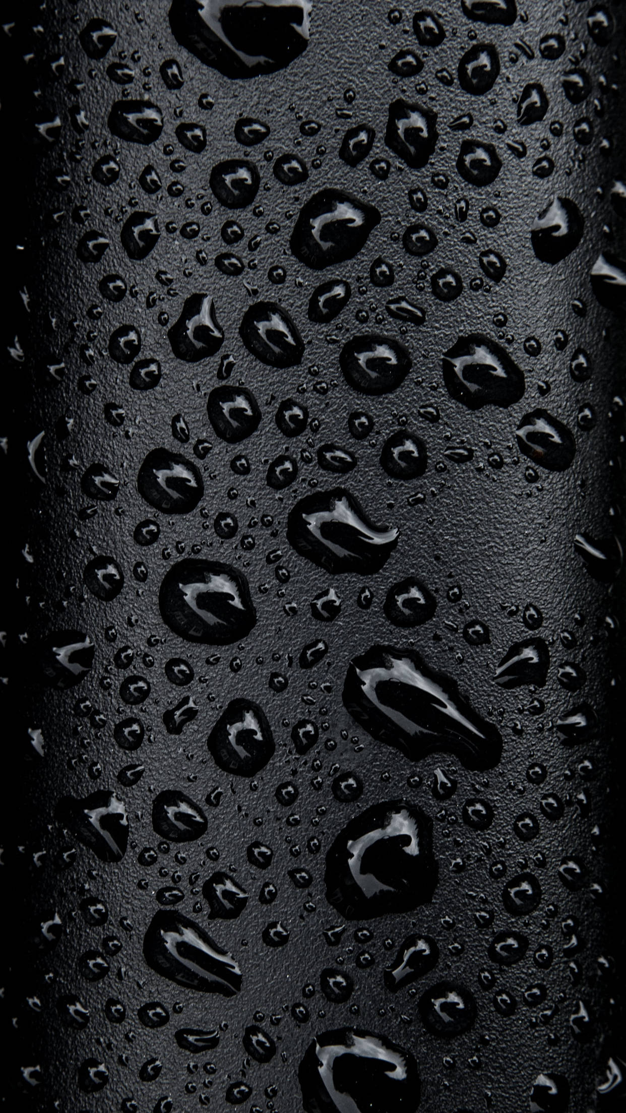 Wet 桌布 壁紙 — 閃亮的水珠依附在霧面黑色紋理表面上，營造出陰鬱的抽象特寫。