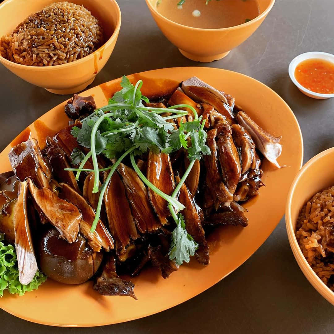 Food Photography 桌布 壁紙 — 閃亮的烤鴨片，飾以香菜和生菜，放在橙色盤子上，搭配飯碗和湯碗。