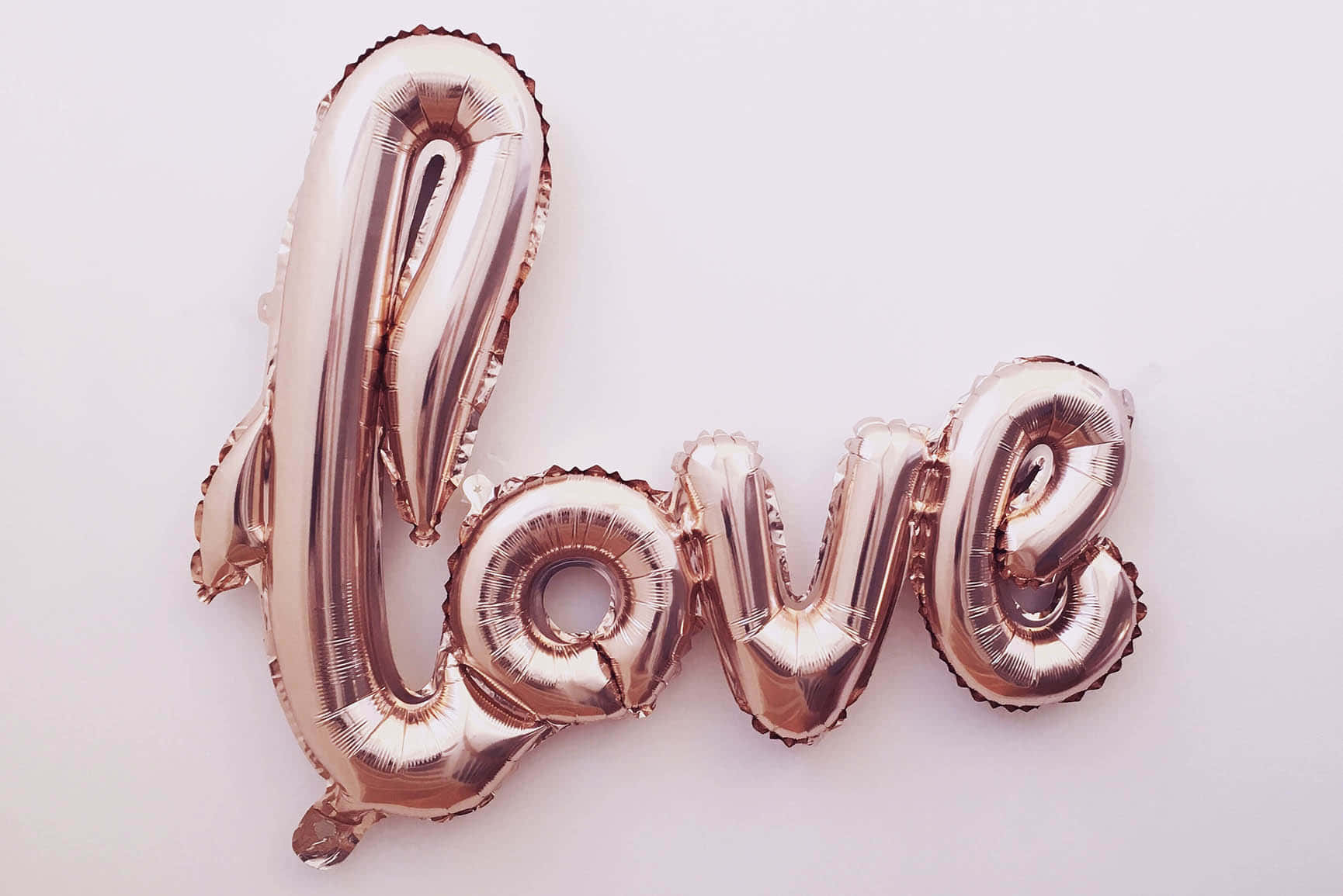 Balloon 桌布 壁紙 — 閃亮的玫瑰金箔氣球在純白色背景上拼出「love」這個詞。