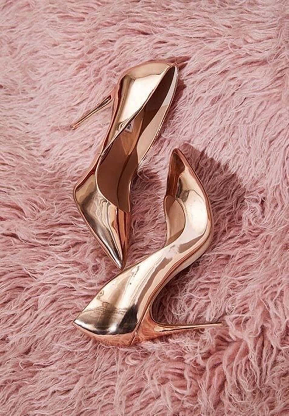 heels 桌布 壁紙 — 閃亮的玫瑰金色細跟高跟鞋優雅地放在柔軟蓬鬆的粉紅色地毯上。