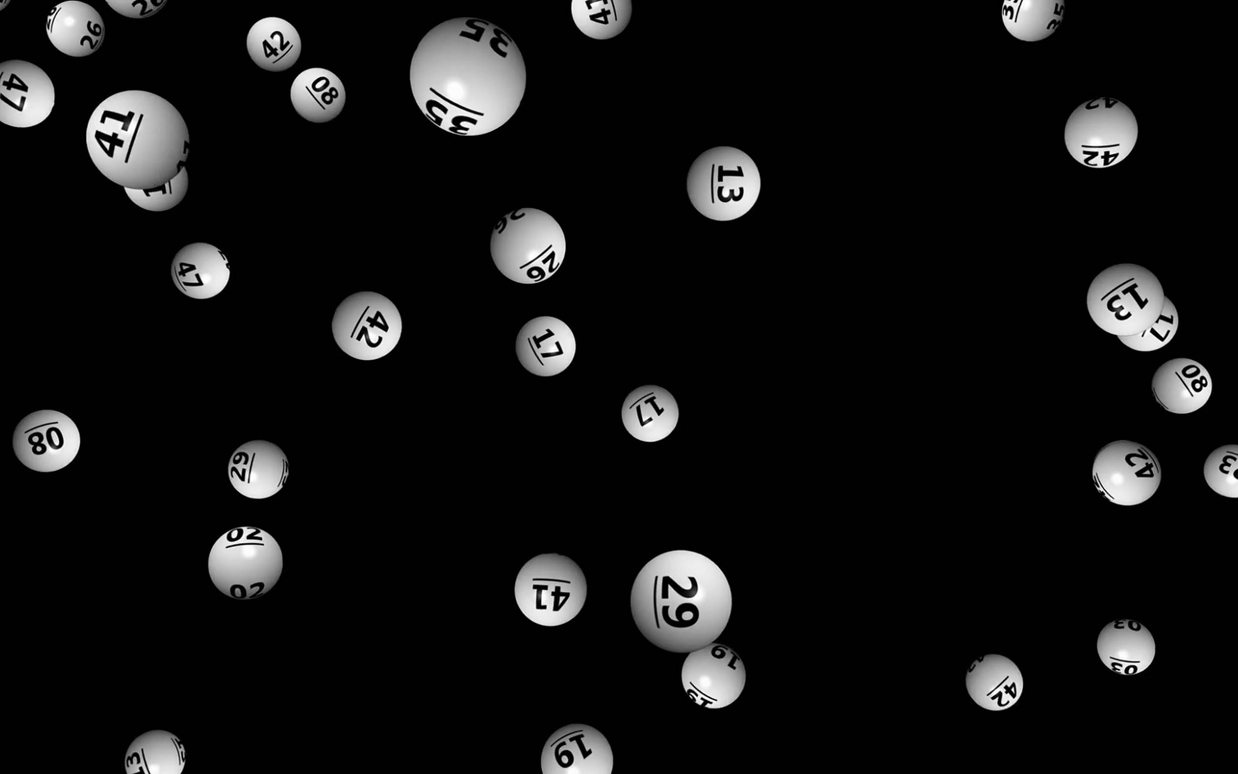 Lottery 桌布 壁紙 — 閃亮的白色彩票球帶有數字，在純黑色背景上以動態散落圖案漂浮。
