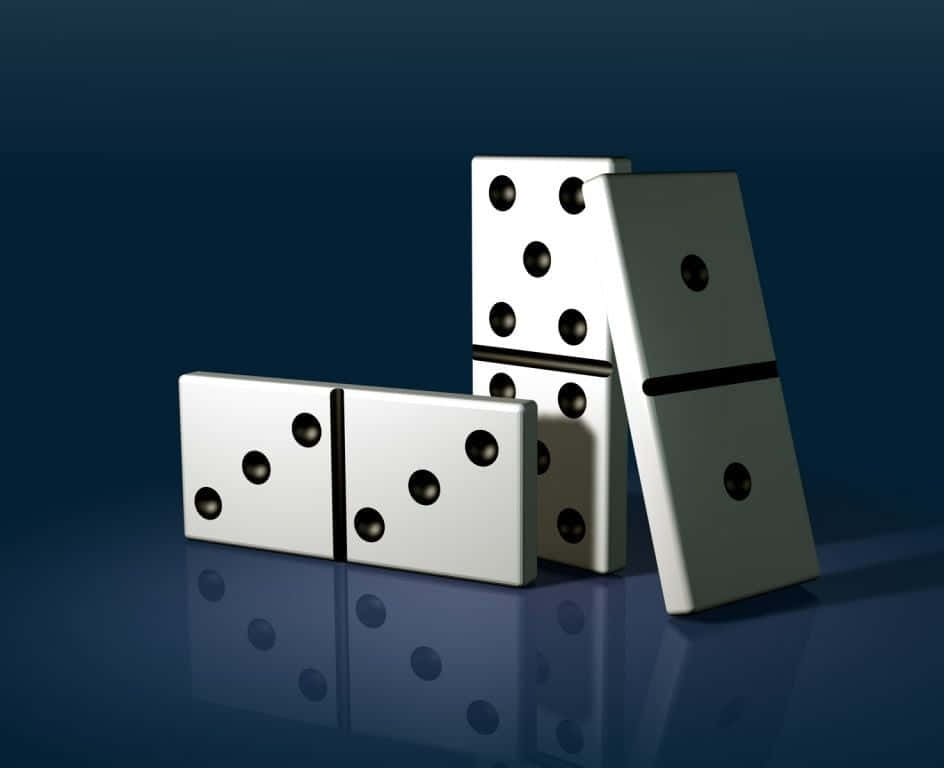 Domino 桌布 壁紙 — 閃亮的白色骨牌在反光的深藍色表面上連鎖倒下。