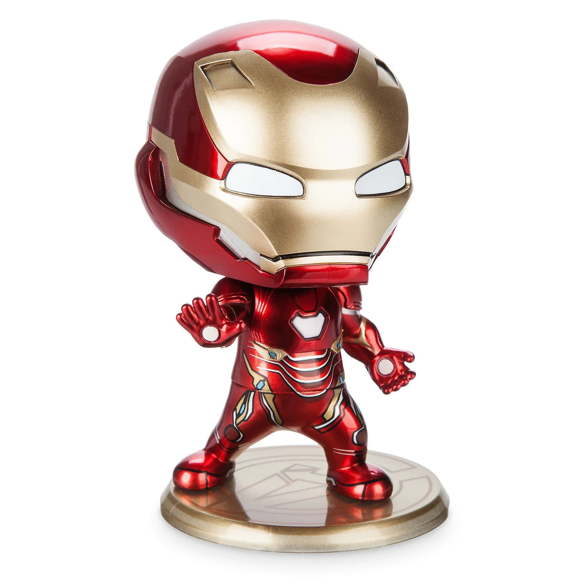 Iron Man Bobbleheads 桌布 壁紙 — 閃亮的紅色和金色鋼鐵人 Funko Pop！人偶自信地站在圓形底座上，背景為純白色。