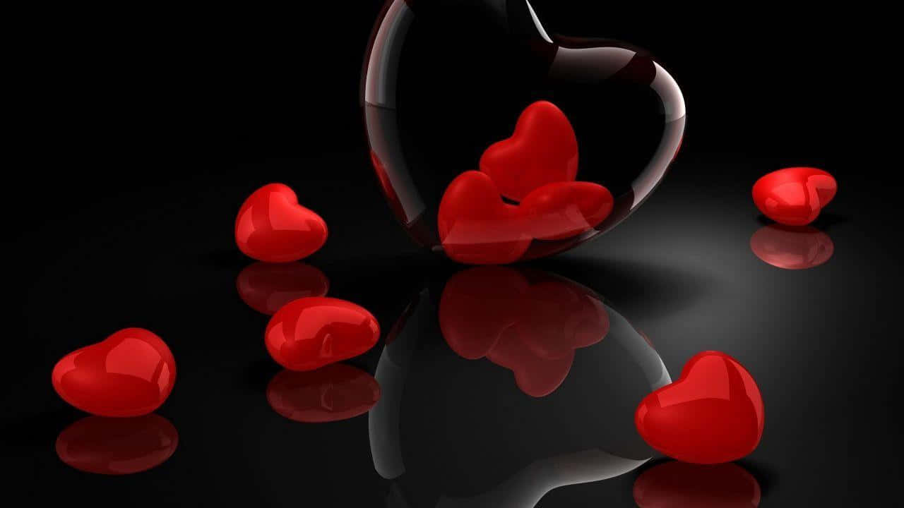 Red Heart 桌布 壁紙 — 閃亮的紅色心形從破碎的心形容器中溢出，落在反光的黑色表面上。