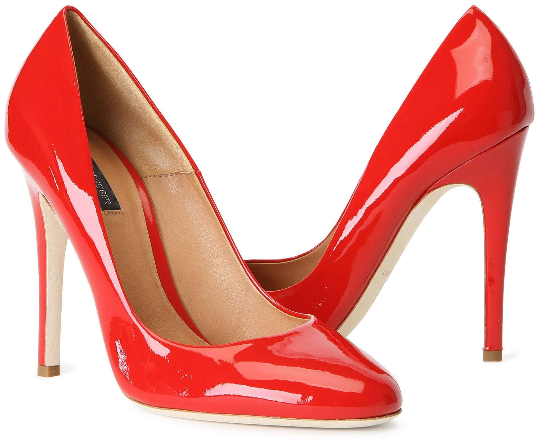 Red High Heels 桌布 壁紙 — 閃亮的紅色漆皮尖頭細高跟鞋，帶有棕褐色鞋墊，背景為白色。