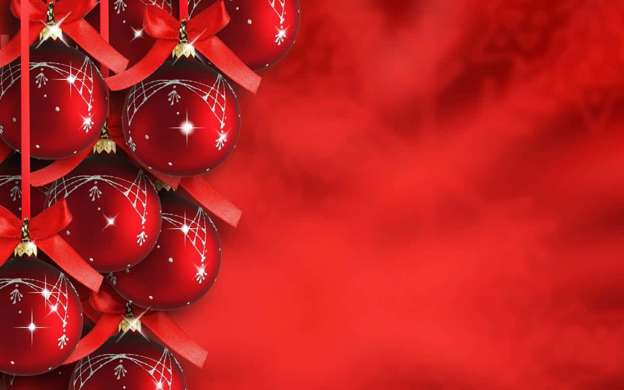 Red Aesthetic Christmas 桌布 壁紙 — 閃亮的紅色聖誕裝飾品，帶有銀色雪花圖案和紅色絲帶，懸掛在充滿活力的紅色紋理背景上。