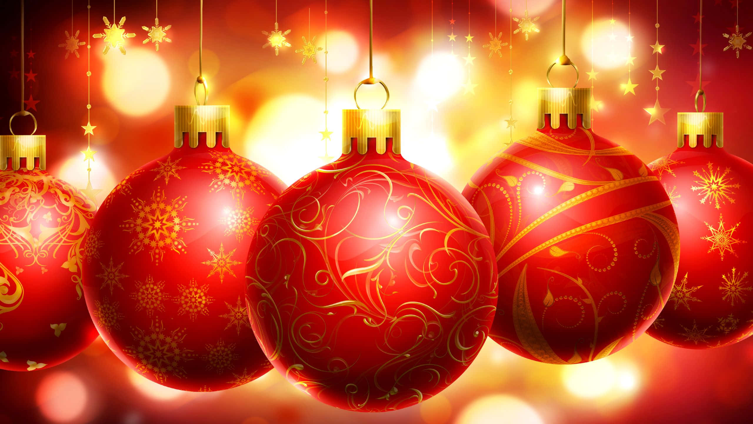 1920x1080 HD Christmas 桌布 壁紙 — 閃亮的紅色聖誕裝飾品帶有金色漩渦，懸掛在溫暖發光的散景背景中，並有漂浮的星星。