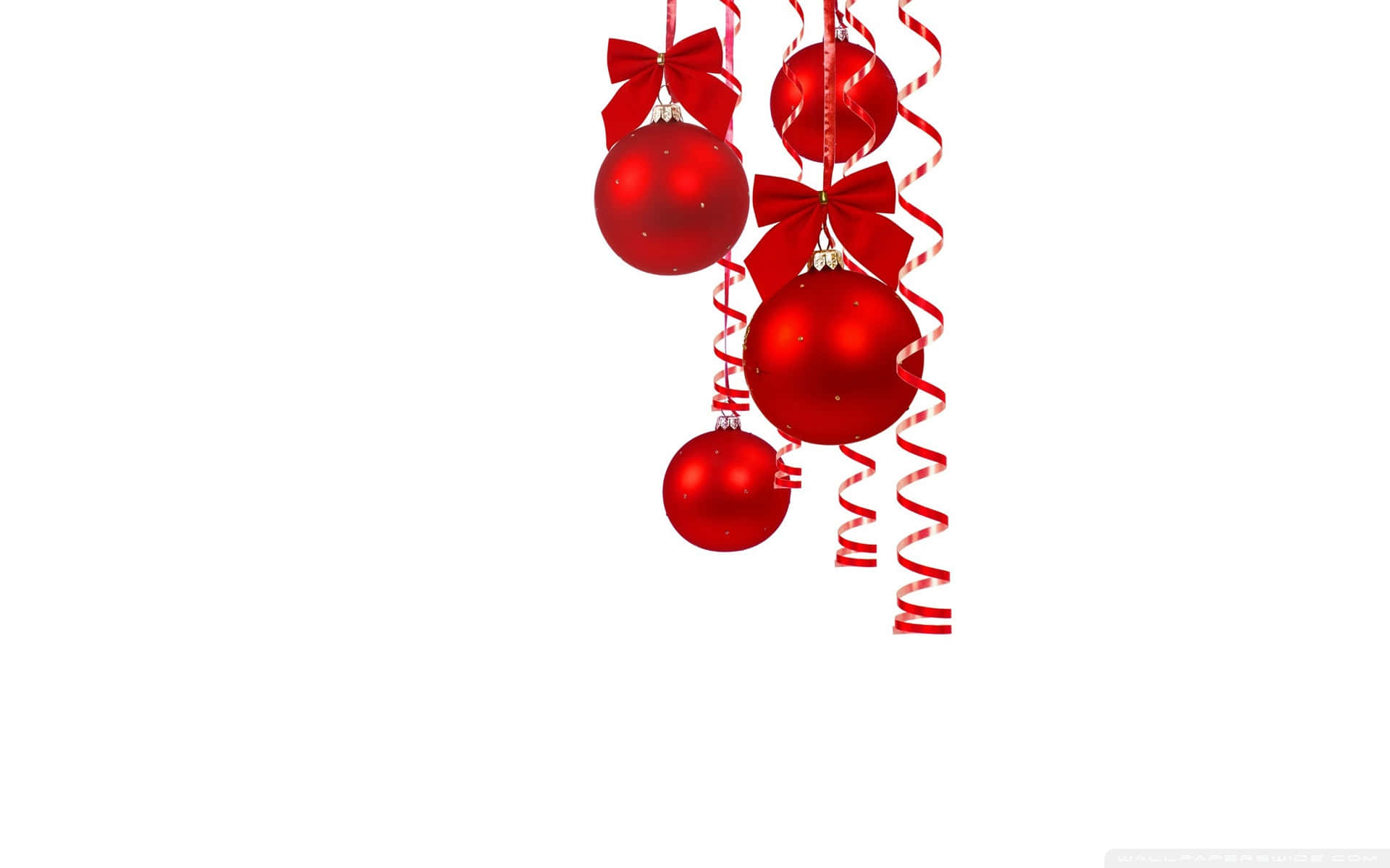Happy Holidays 桌布 壁紙 — 閃亮的紅色聖誕飾品，配有蝴蝶結和螺旋絲帶，掛在潔白的背景上。
