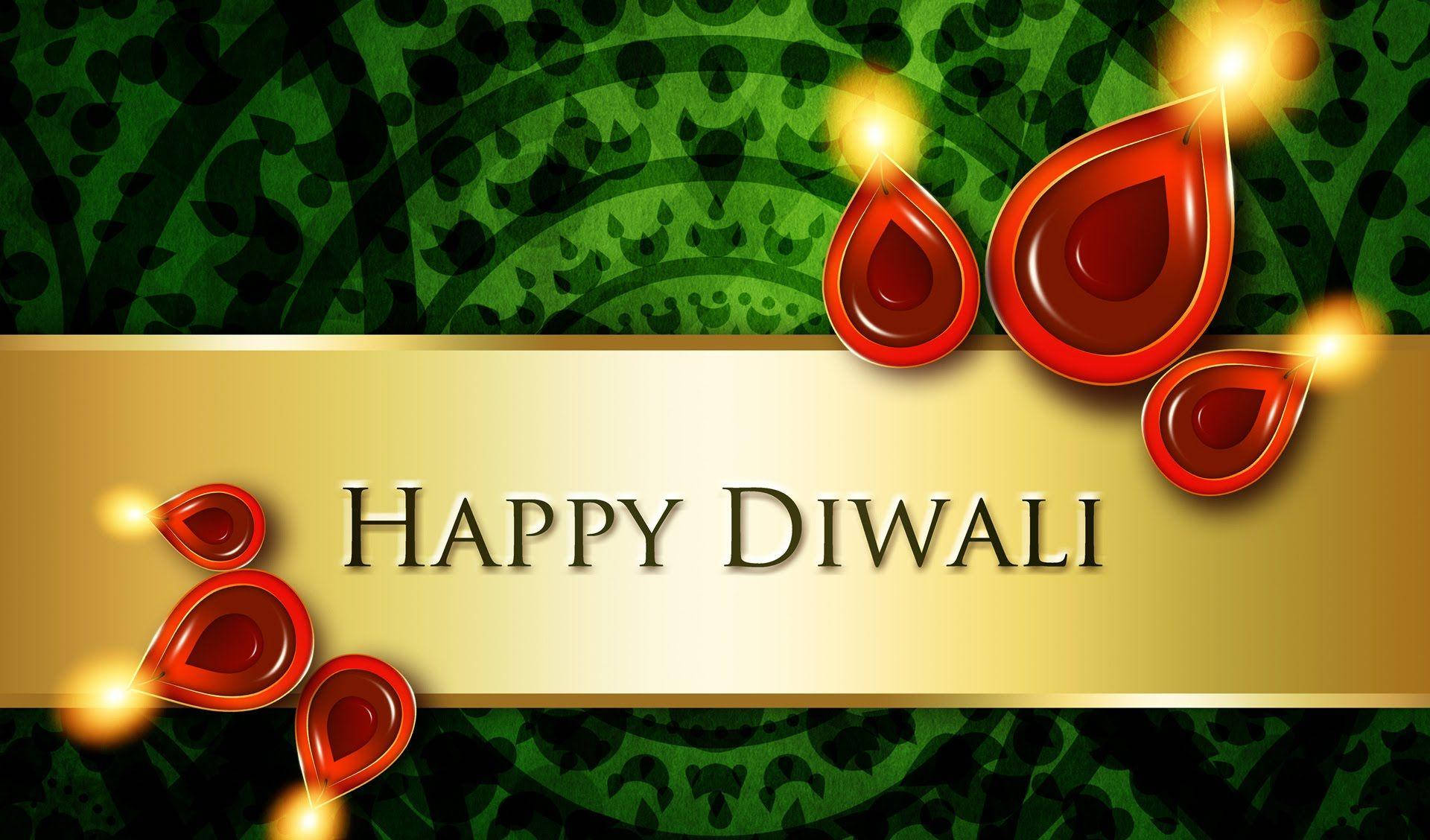 Happy Diwali 桌布 壁紙 — 閃亮的紅色迪亞燈在豐富的綠色圖案背景上溫暖地發光，金色橫幅上寫著Happy Diwali。