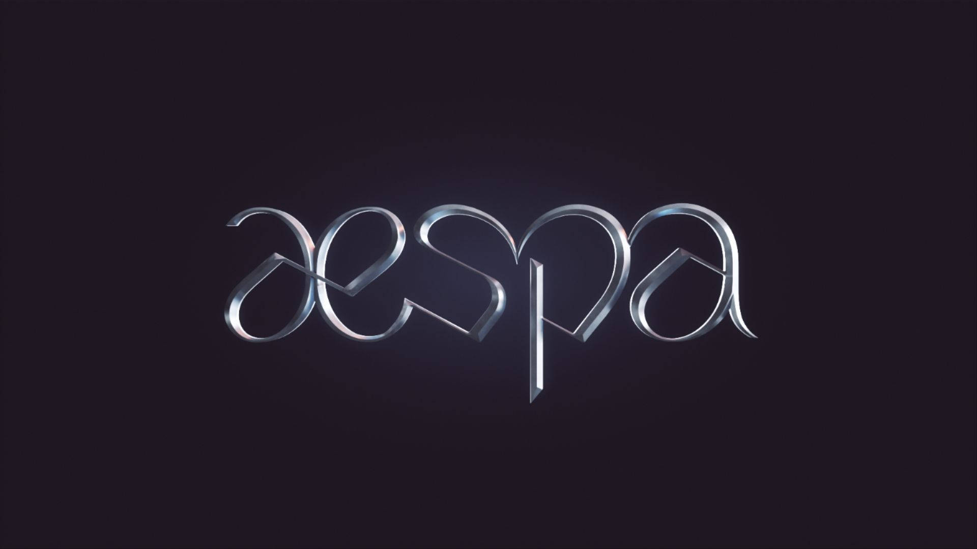 Aespa 桌布 壁紙 — 閃亮的金屬 aespa 標誌在深紫色背景上發光，帶有柔和的光效。