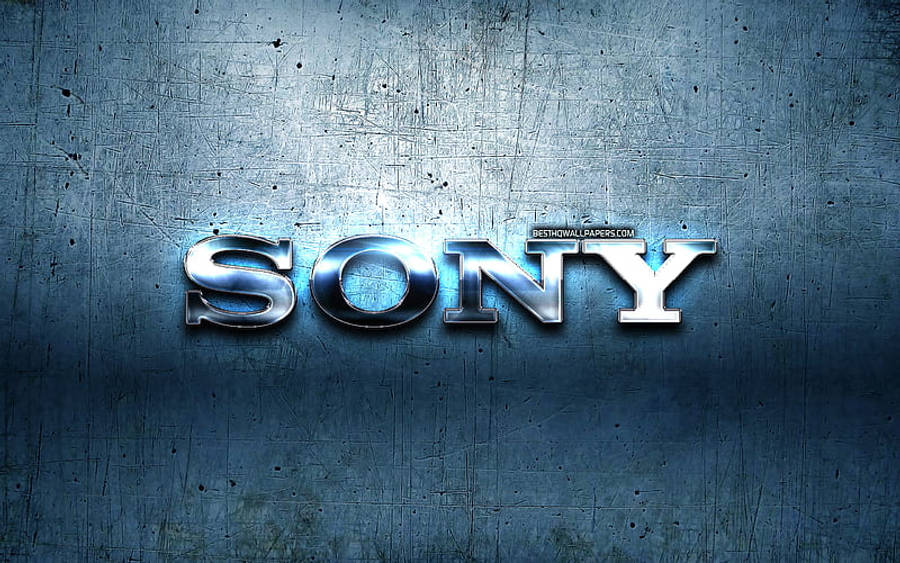 Sony 桌布 壁紙 — 閃亮的金屬SONY標誌在戲劇性燈光下，於刮花的藍色工業金屬牆上閃爍。