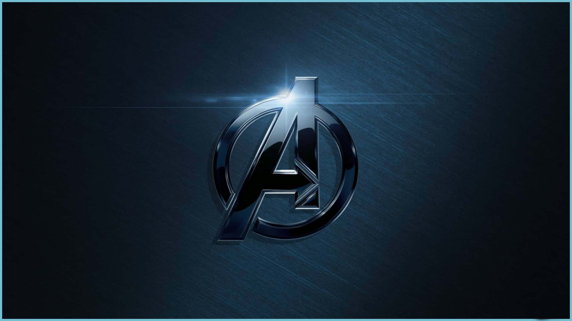 Avengers Laptop 桌布 壁紙 — 閃亮的金屬復仇者聯盟標誌在深色拉絲金屬背景上發出明亮的光芒。