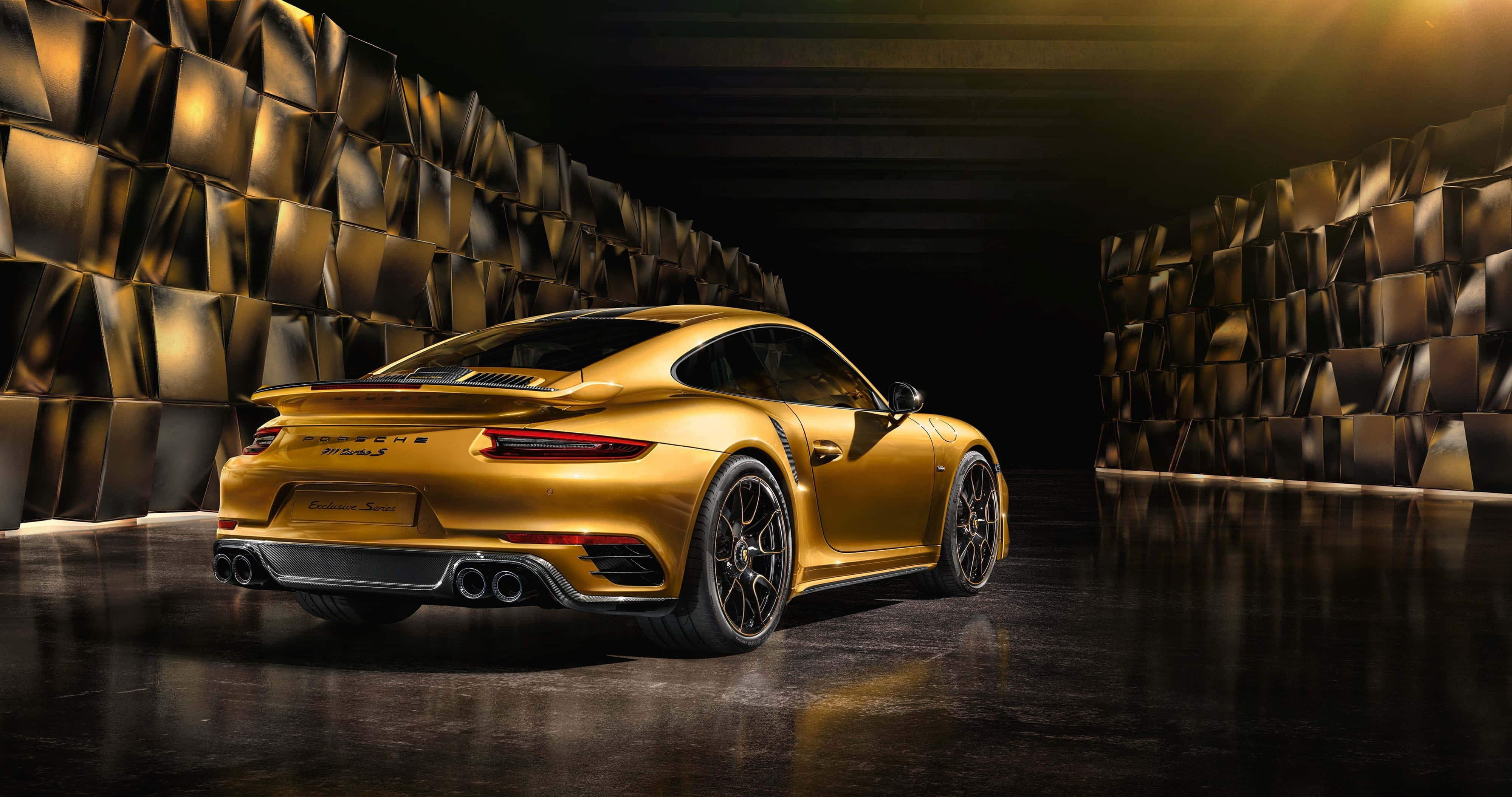 桌布 壁紙 — 閃亮的金色保時捷911 Turbo S在一個帶有幾何金色牆壁和戲劇性照明的黑暗隧道中展示。