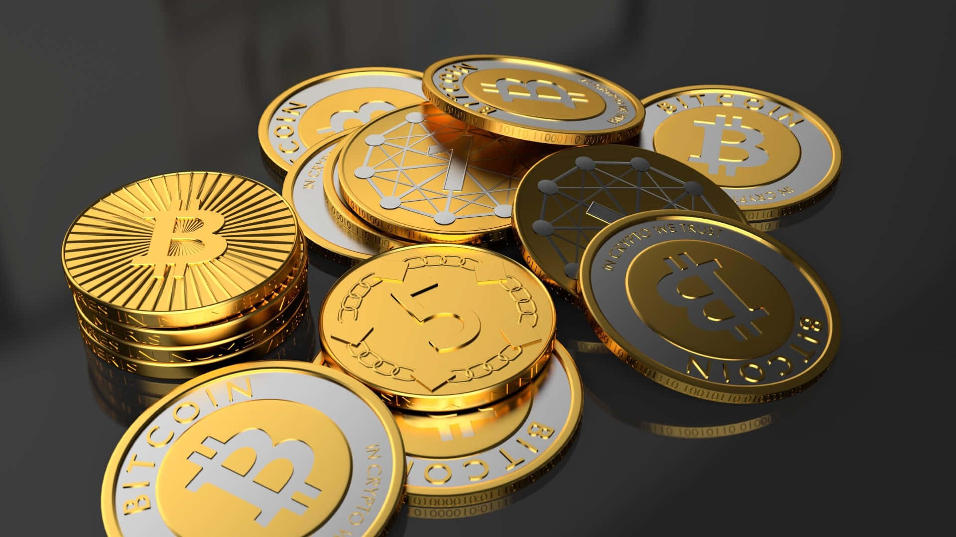 比特幣 桌布 壁紙 — 閃亮的金色比特幣硬幣堆疊並散落在深色反光表面上，光線清晰。
