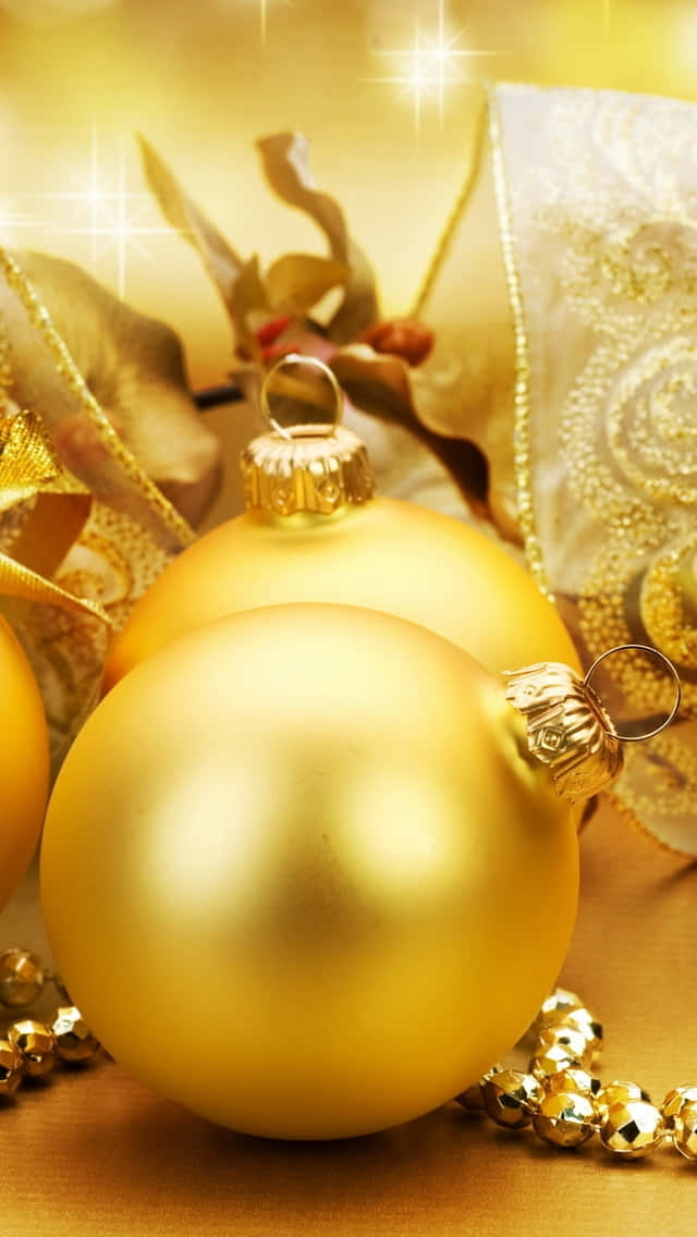 3d Christmas 桌布 壁紙 — 閃亮的金色聖誕裝飾品，藏在節日絲帶和珠子之間，在閃爍的燈光下。