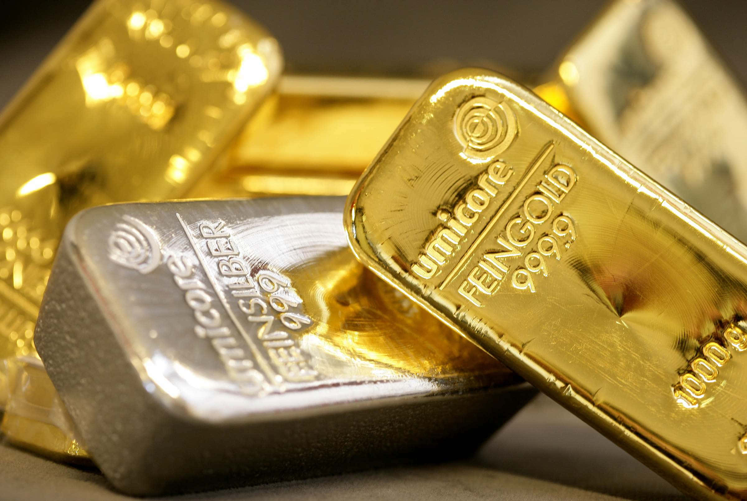 銀色 桌布 壁紙 — 閃亮的金銀條，刻有 'Fengold' 和 'Fenischer' 標誌，特寫展示，以金屬般的精準度反射光線。