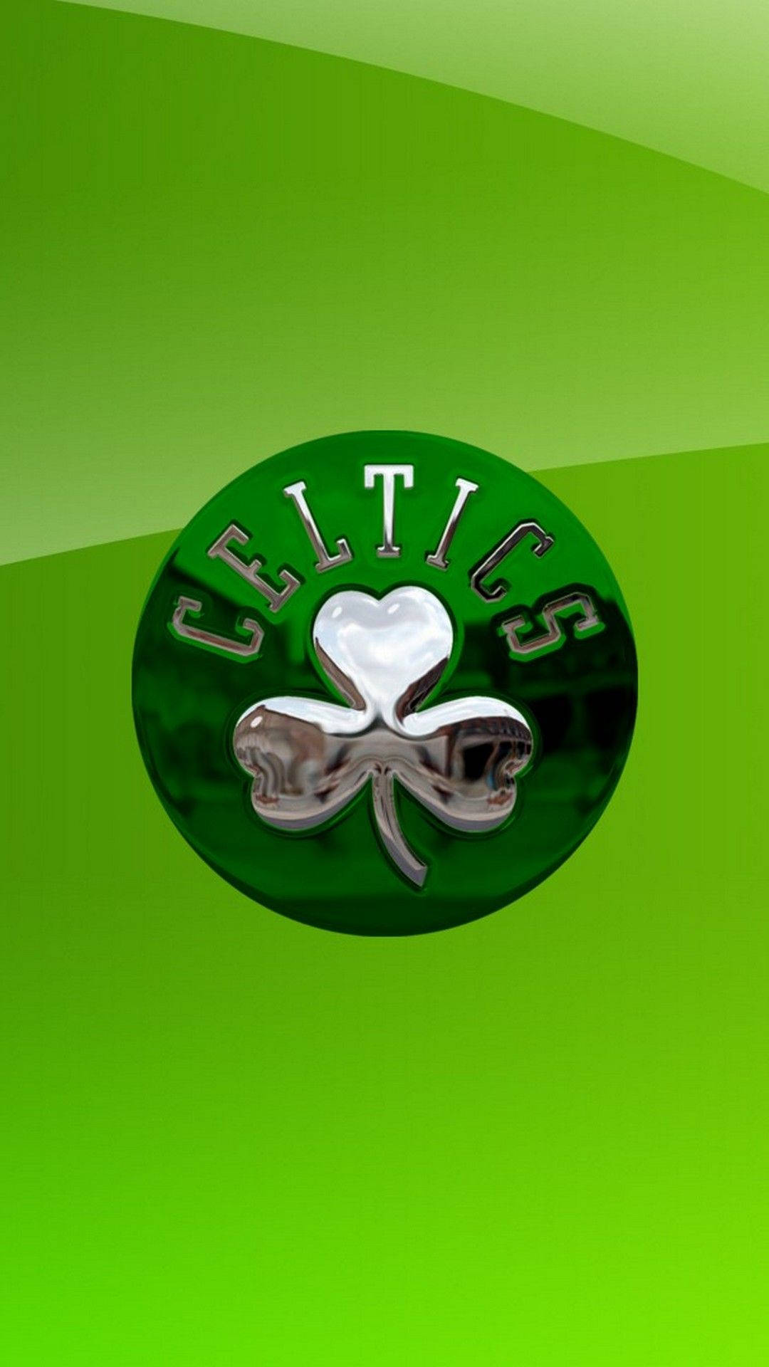 Celtics 桌布 壁紙 — 閃亮的鉻色塞爾提克標誌，中心有一個心形三葉草，位於充滿活力的綠色漸變背景上。